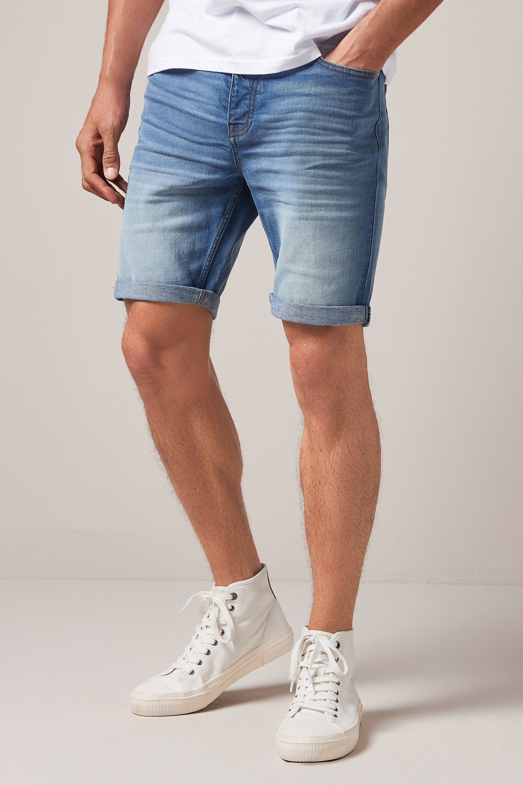 Mid Blue Fit im Stretch Jeansshorts Straight (1-tlg) mit Next Jeansshorts