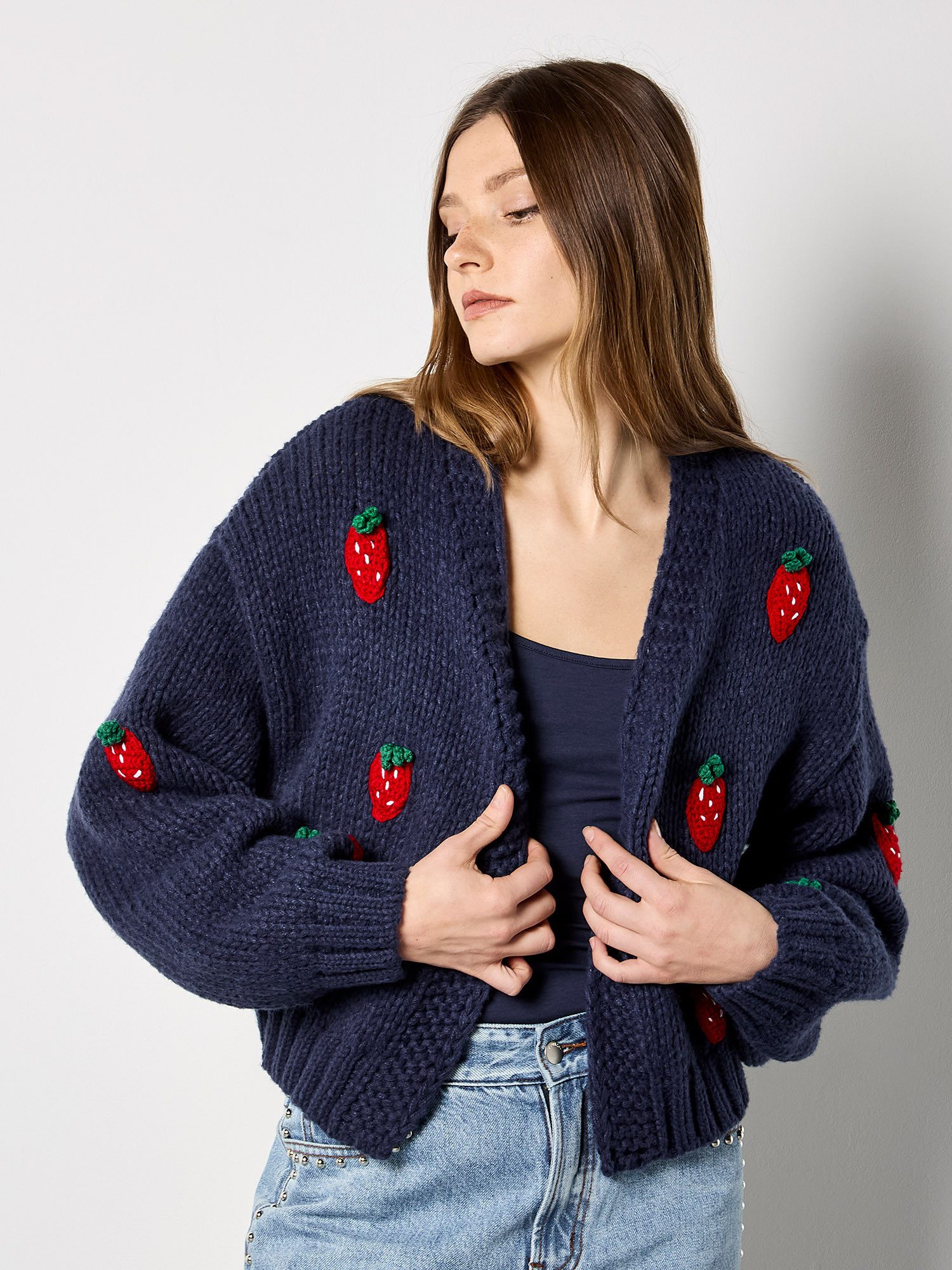 Apricot Cardigan Grobe Strickjacke mit Erdbeerstickerei