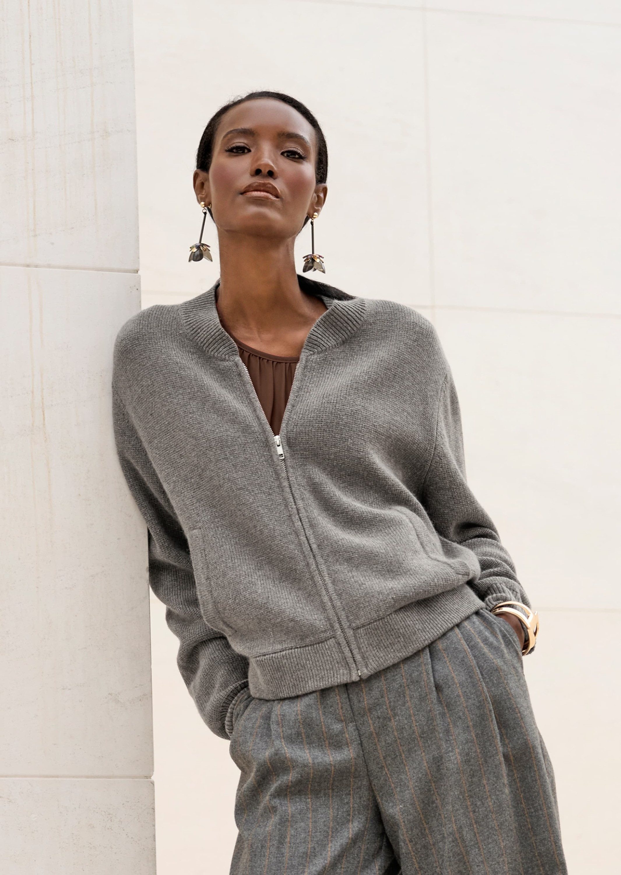 MADELEINE Strickjacke Sportiver Strick-Blouson mit Reißverschluss Eleganter Blouson mit Stehkragen und Zipper, Langarm