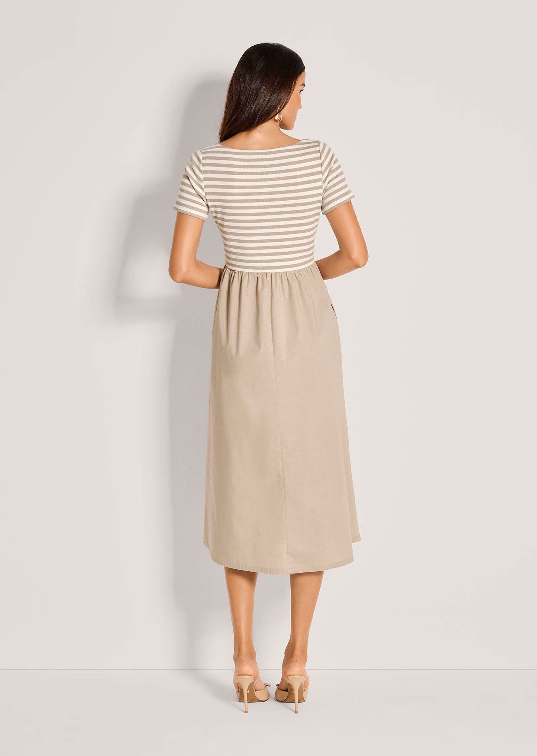 MADELEINE Maxikleid Baumwollkleid mit Streifendetails Midikleid mit U-Boot-Ausschnitt, Taschen, Knielänge und Kurzarm