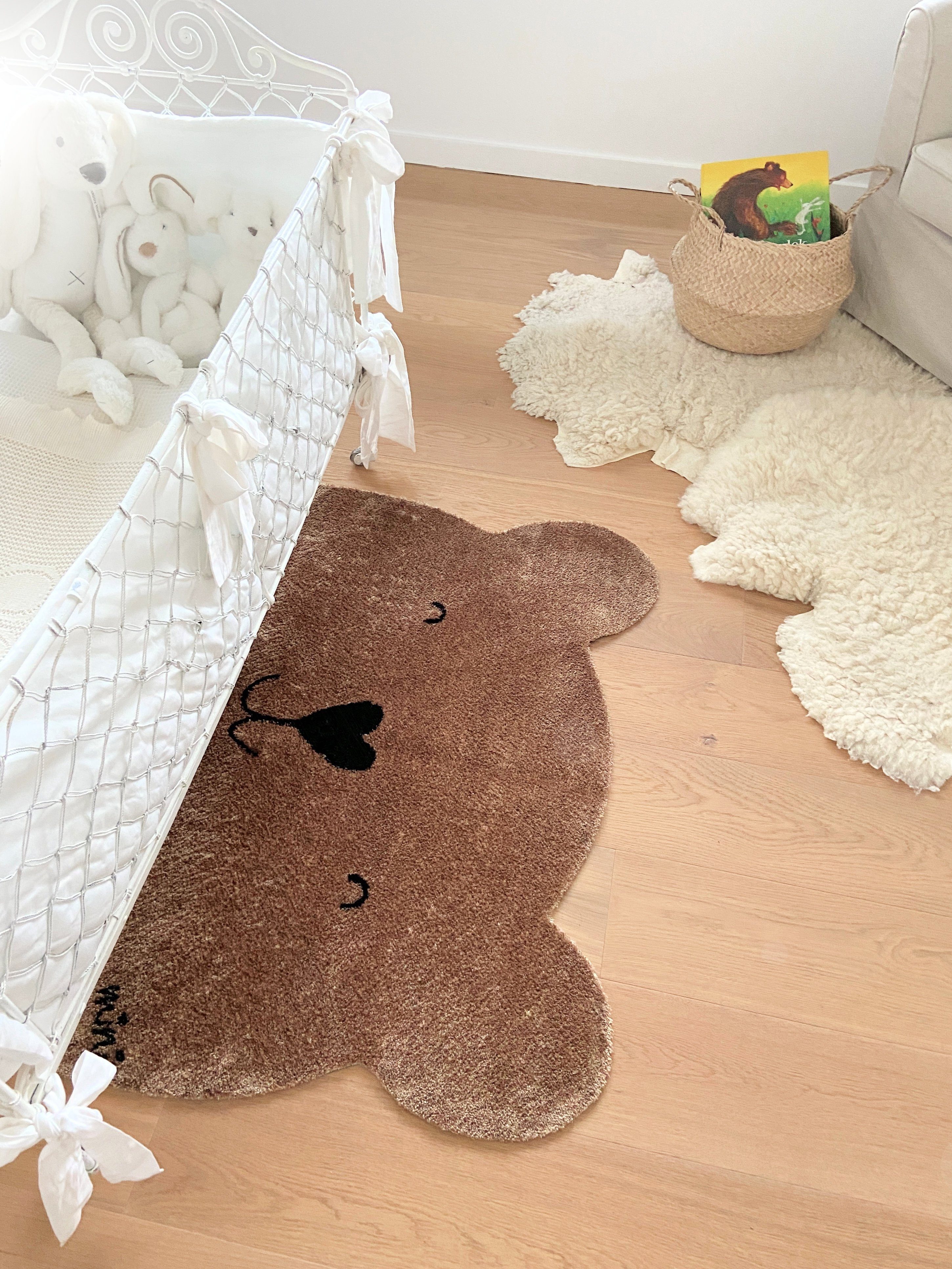 Mad about Mats Kinderteppich Filip, Motivform, Kinderteppich Spielteppich Tiermotiv, Bär Teddybär braun, 67 x 110 cm 0,9 cm hoch, weich niedlich, waschbar, rutschfest
