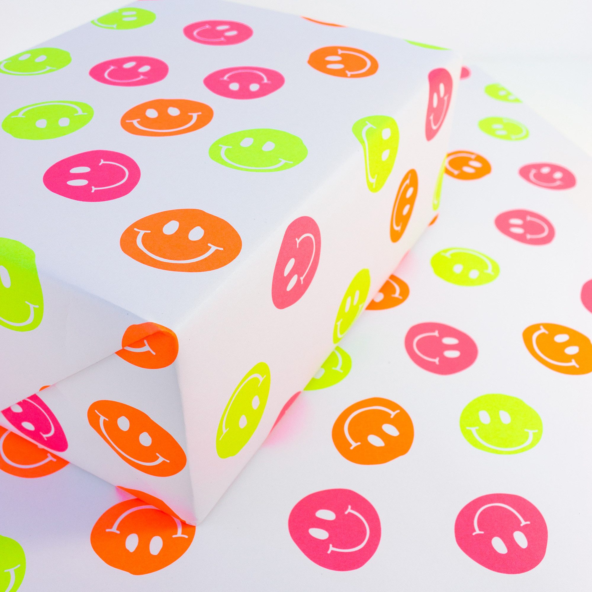 Bow & Hummingbird Geschenkpapier Geschenkpapier "Smiley" aus Recyclingpapier, Bow&Hummingbird