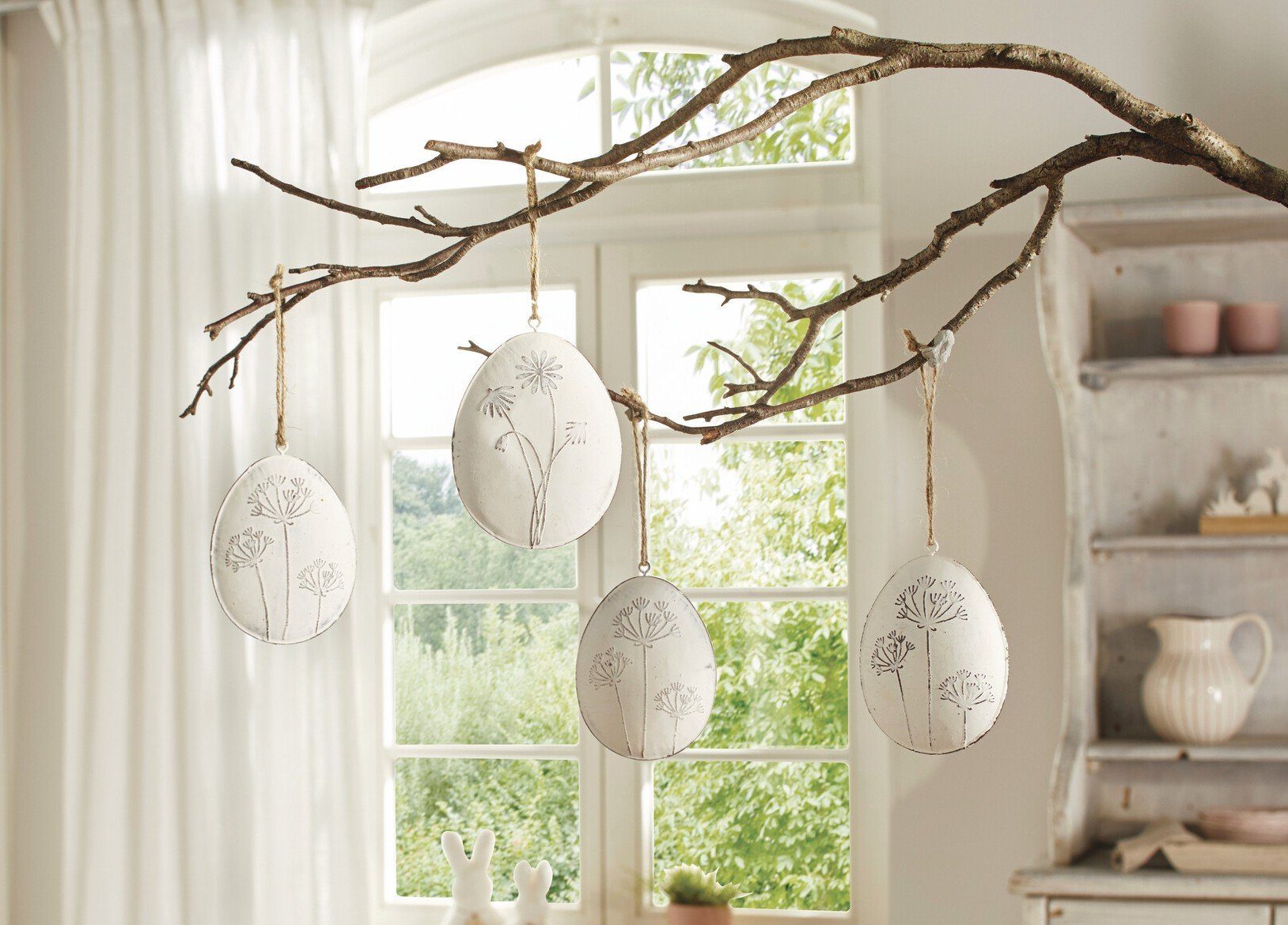 Dekoleidenschaft Osterei Dekohänger "Shabby Egg" aus Metall, weiß, mit Blüten bemalt, Osterdeko (4 St., im Set), Ei, Hängedeko, Frühlingsdeko hängend, Fensterhänger, Dekoanhänger