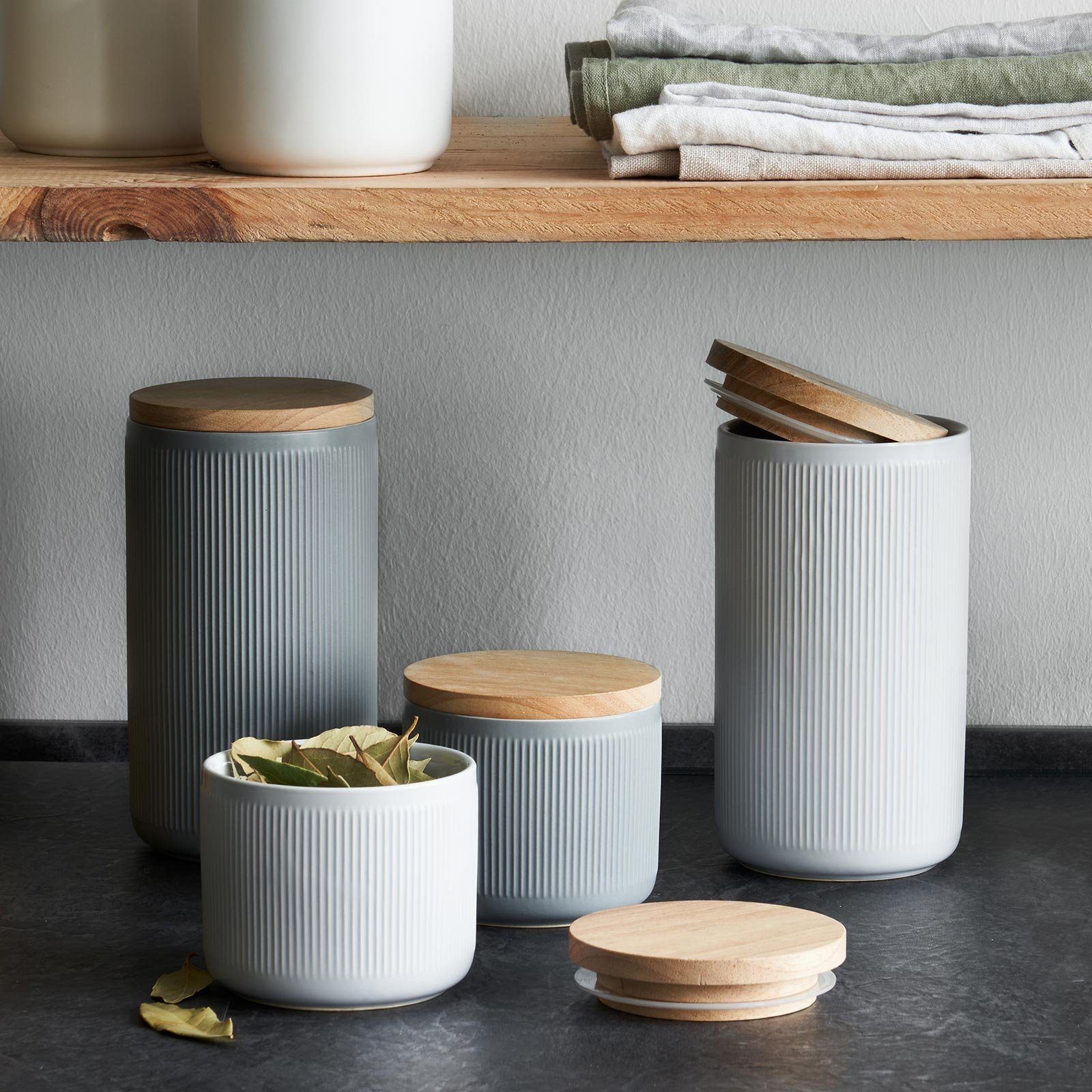 Springlane Vorratsdose SPRINGLANE Keramik Vorratsdosen 2-tlg. Set mit Holzdeckel Stripes, Keramik, Holz, Silikon