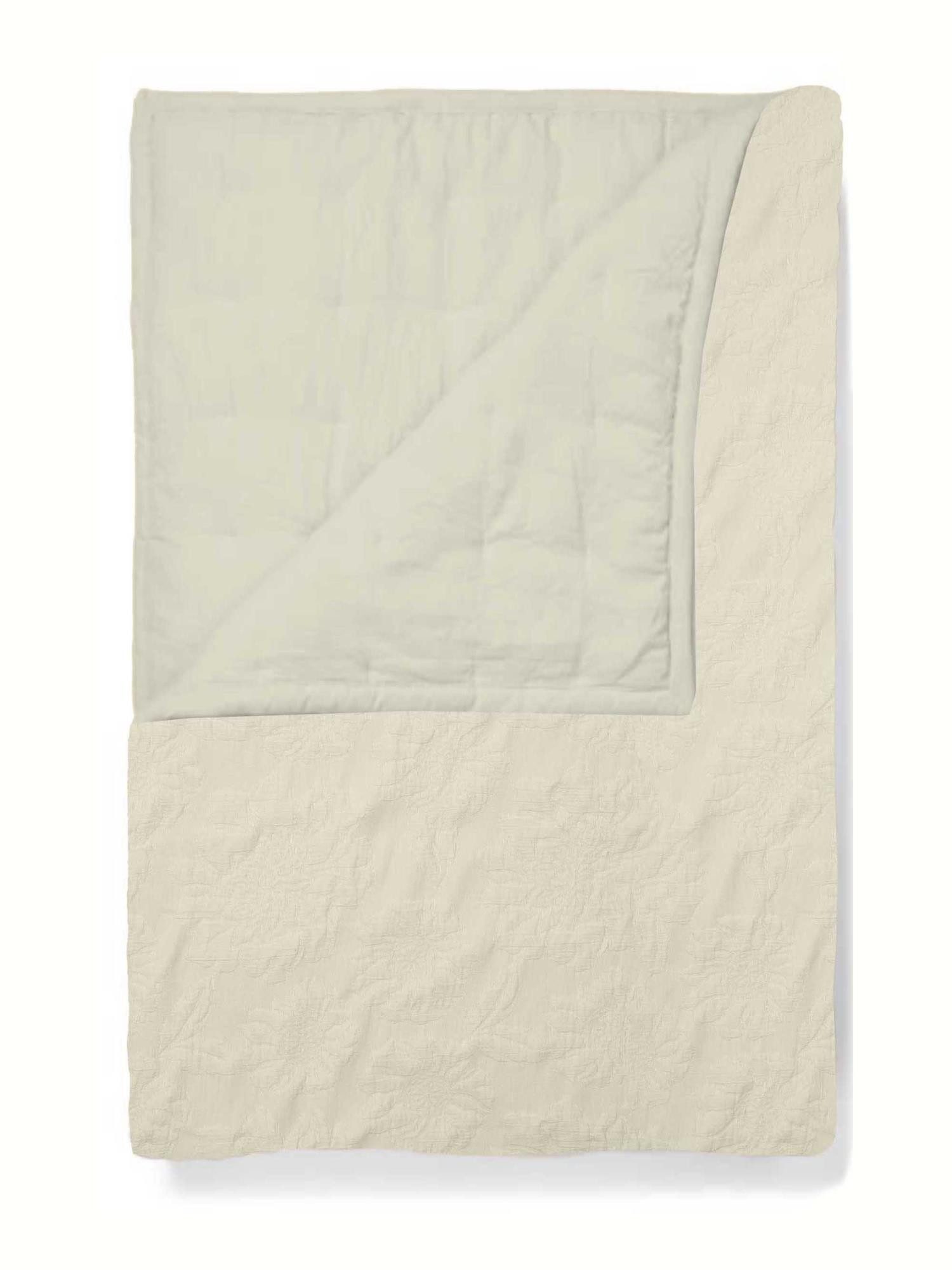 Essenza Tagesdecke Philippine, Matelassé mit Blumenmuster