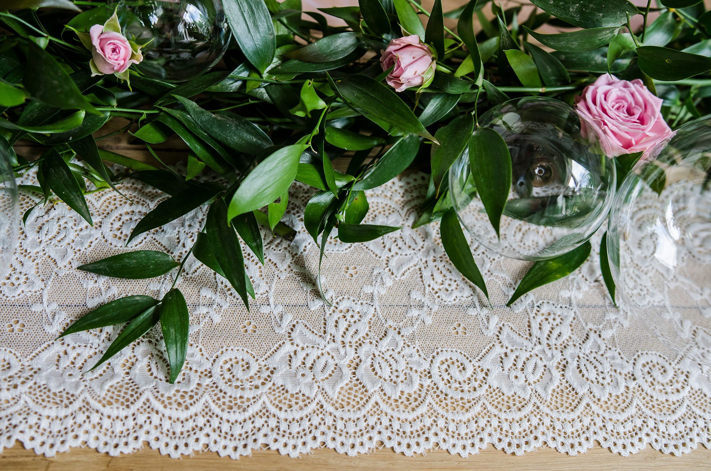 partydeco Tischläufer, Tischläufer Spitze 15cm x 9m Spitzenband Weiß