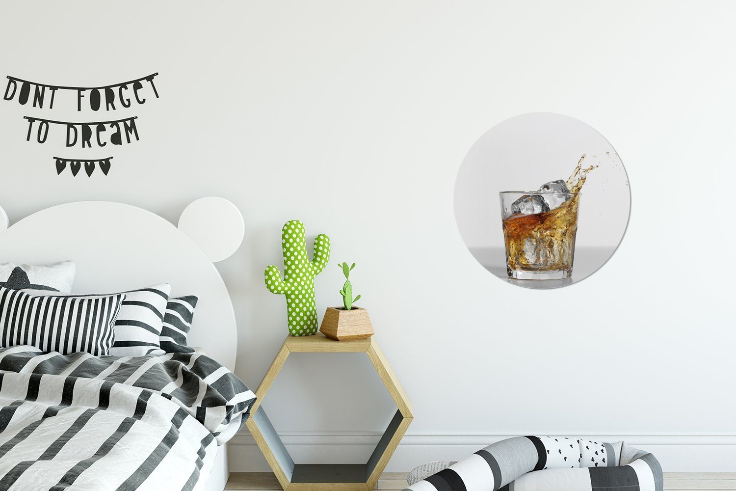 Wohnzimmer (1 in Wandsticker Richtungen St), alle Whisky Glas Tapetenkreis Tapetenaufkleber, MuchoWow Rund, Das für spritzt Kinderzimmer,