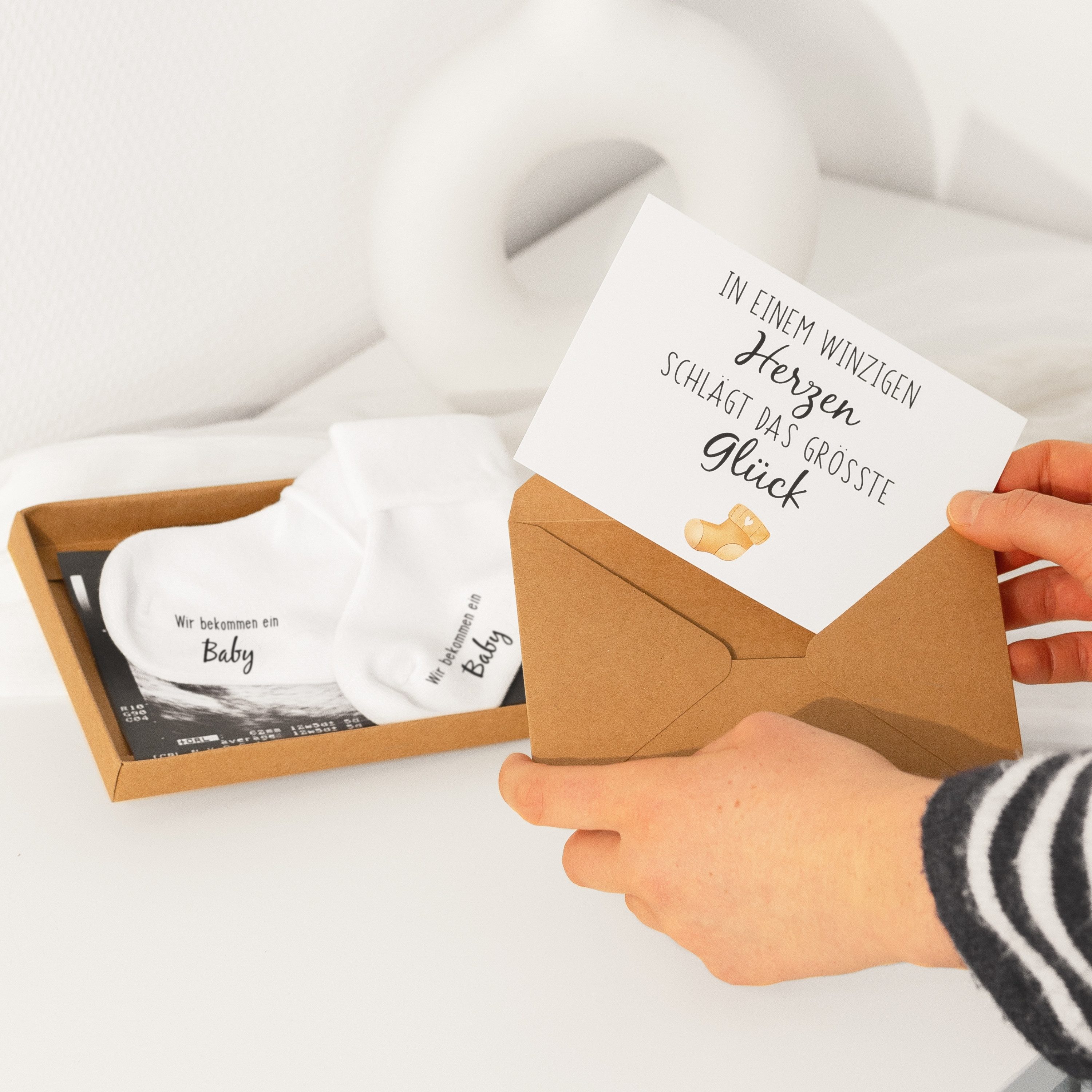 Amari Geschenkbox Babysocken Schwangerschaft verkünden für Eltern, Oma & Opa, mit Karte (Geschenkset, 1 Paar Socken, Karte & Umschlag in Geschenkbox), Du wirst  – Bild 5 von 5