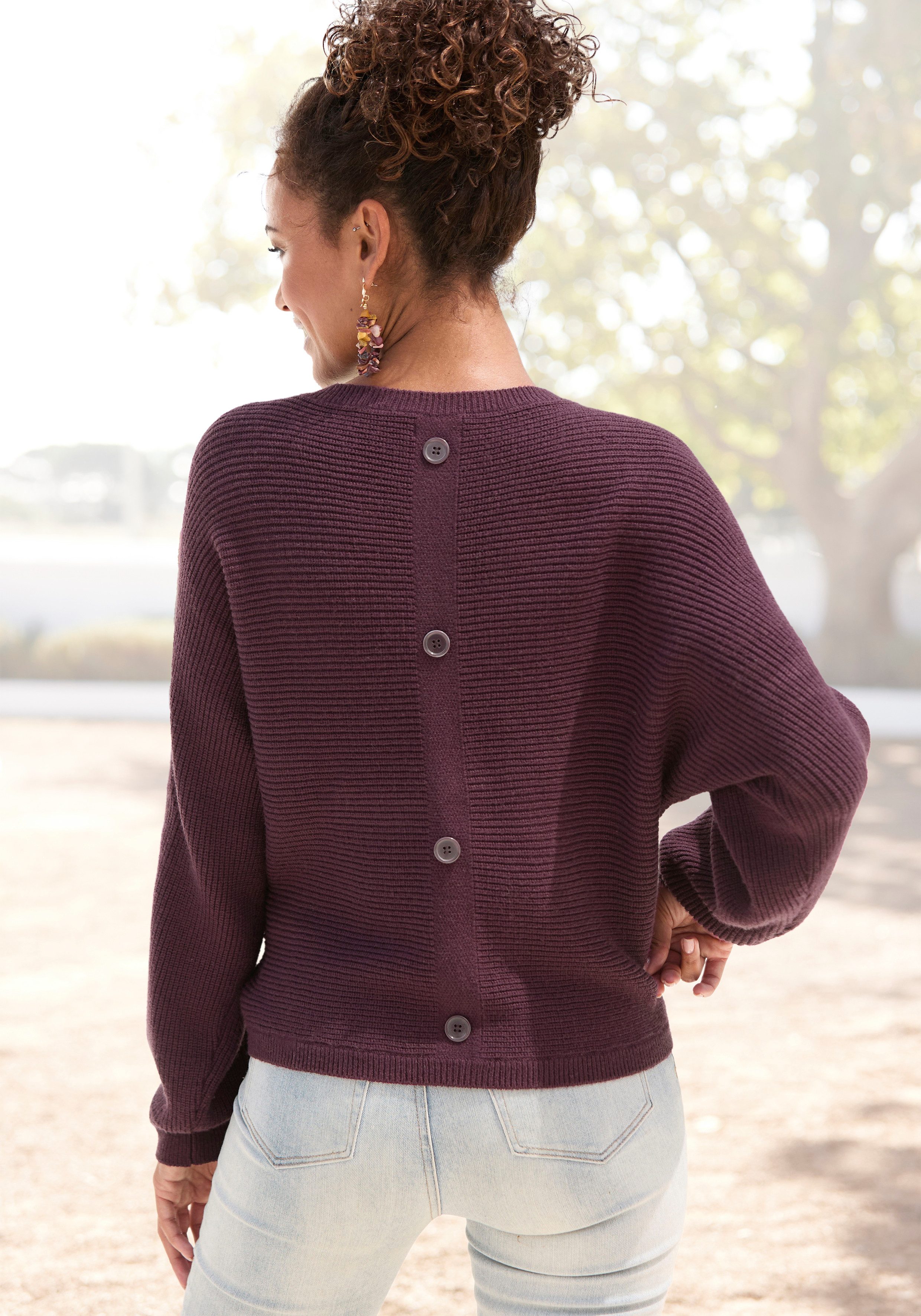 LASCANA Rundhalspullover mit Zierknöpfen hinten, lockerer Strickpullover