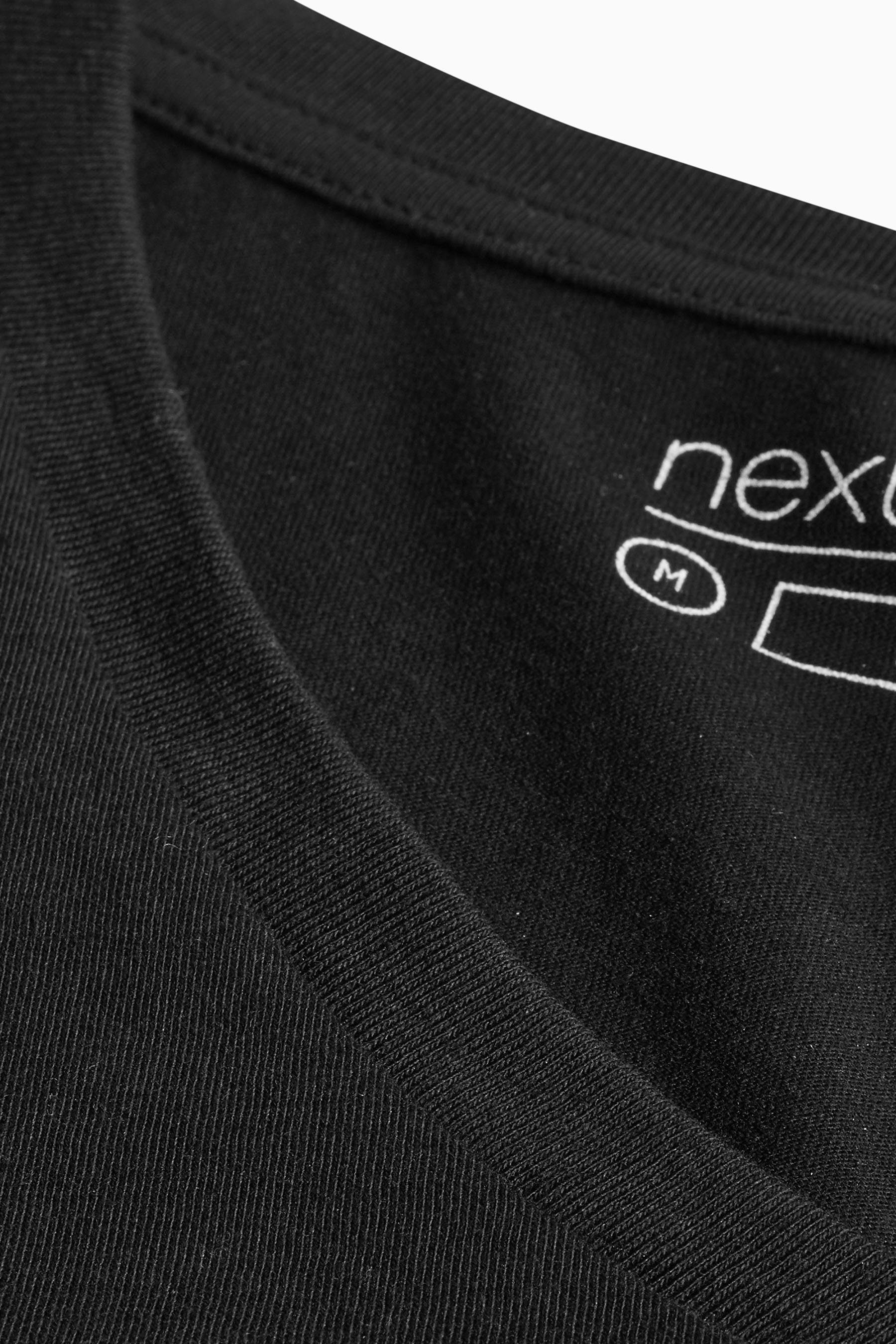 Next T-Shirt mit Black V-Ausschnitt Fit im (1-tlg) Regular T-Shirt