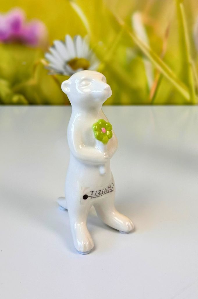 TIZIANO - DESIGN & EMOTIONS Dekofigur Deko Erdmännchen Oskar mit Blume in 3 Farben