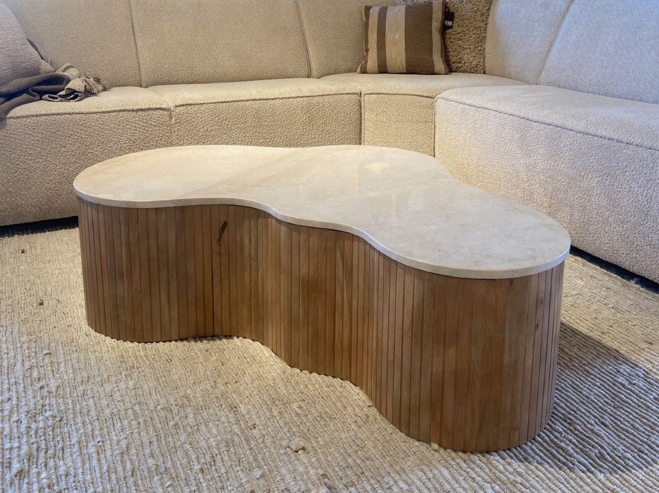 LEVEN Lifestyle Couchtisch LARIE 129 x 84 cm Travertin Naturstein organisch, Tischplatte aus hochwertigem Naturstein - Travertin