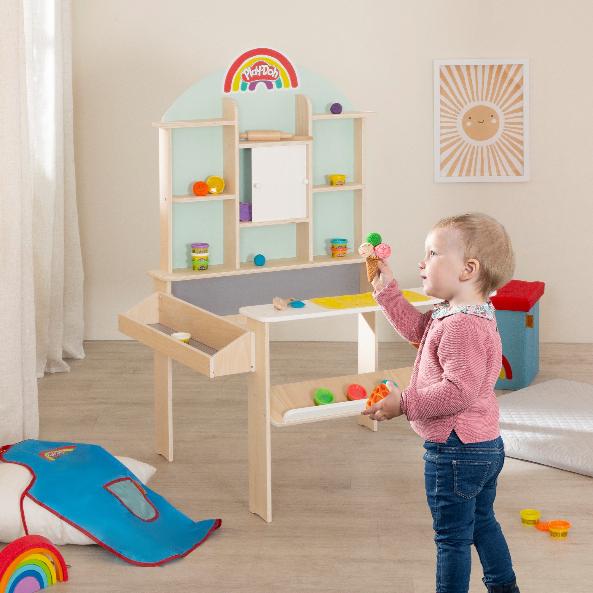 roba® Kaufladen roba x Play-Doh für Kinder - Verkaufsstand mit Knete (Komplett-Spielset, 12 x Dosen Knete, 3D-Kreativmatte, Modellierwerkzeug, Schürze), Spielset aus FSC Holz - Pädagogisch wertvoll - Ab 3 Jahren