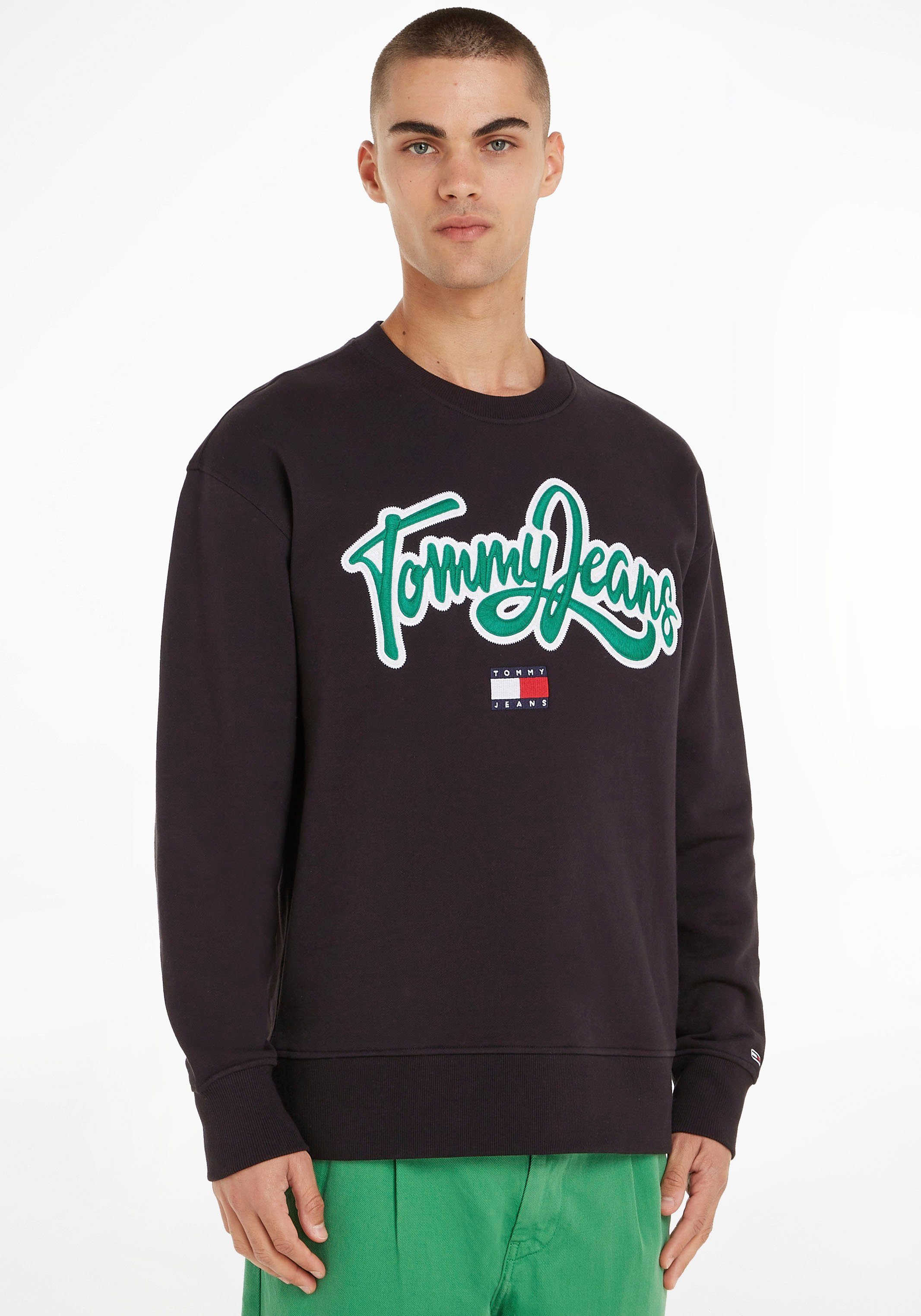 RLX Logoschriftzug COLLEGE TJM mit TEXT POP CREW großem Black auf Tommy Jeans Sweatshirt Vorderseite der
