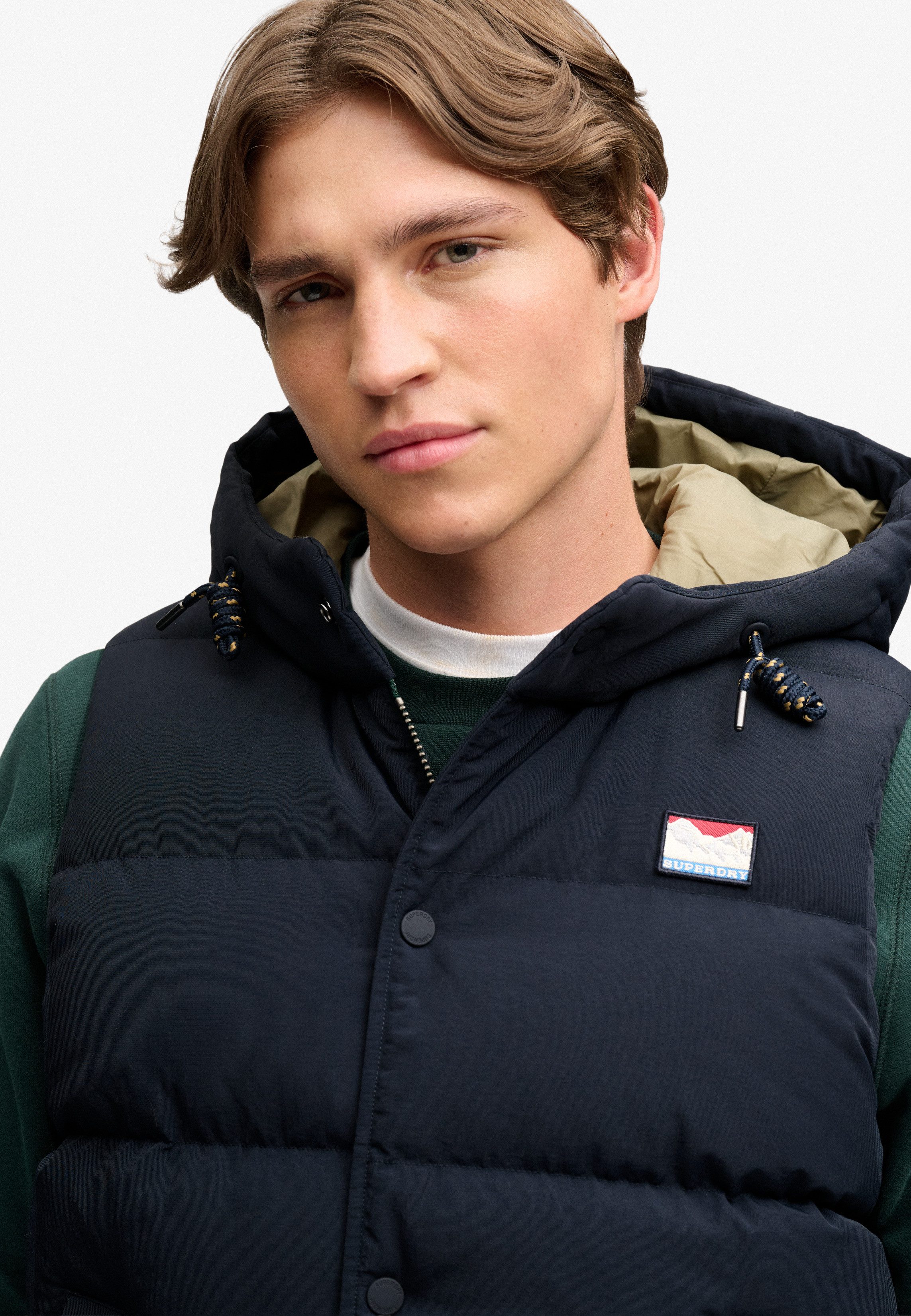 Superdry Steppweste HOOD SHORT EVEREST GILET Regular Fit, mit Reißverschluss, aus Nylon und Kunstfaser – Bild 5 von 5