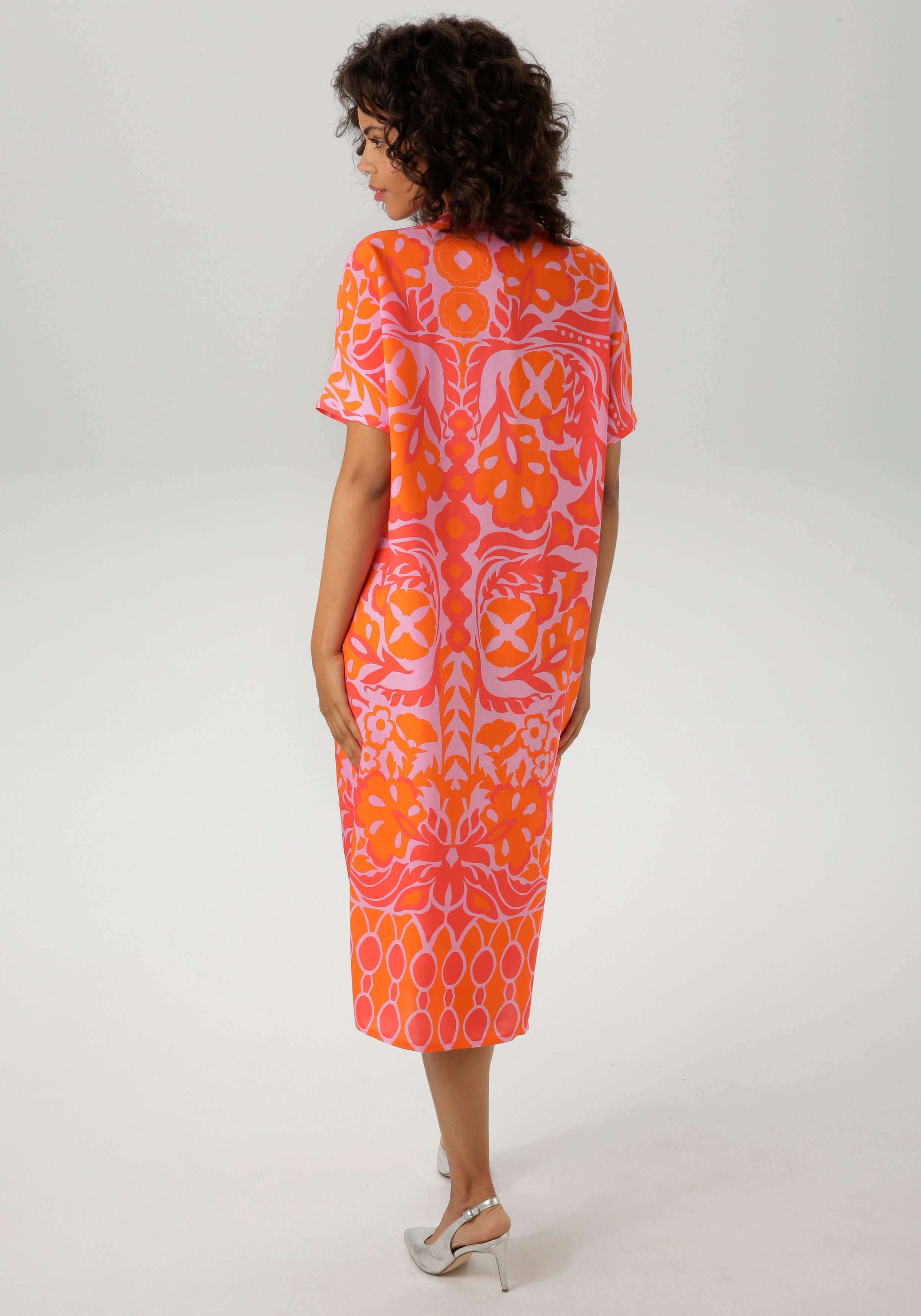 Aniston CASUAL Sommerkleid mit extravagantem, grafischen Druck
