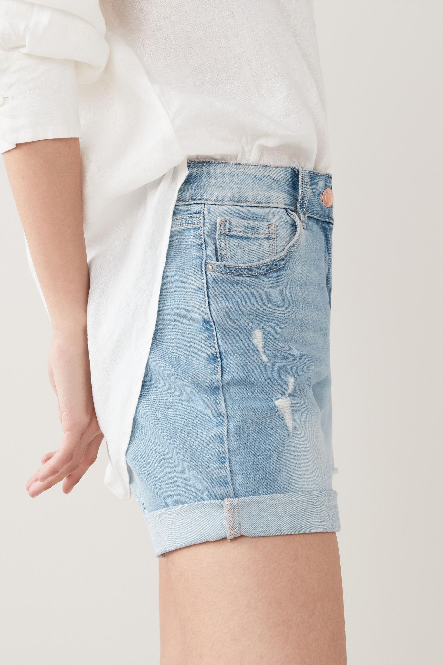 Next Jeansshorts Boy-Shorts aus Denim, Kurzgröße (1-tlg) Ripped Bleach Blue