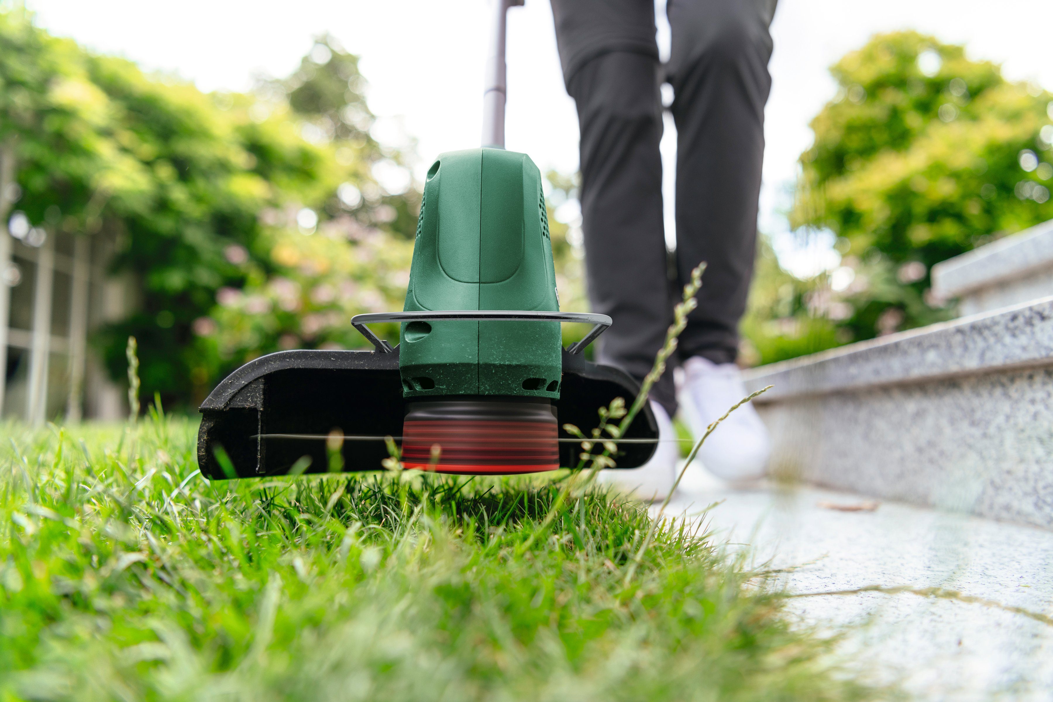 Bosch Home & Garden Akku-Rasentrimmer EasyGrassCut 18V 26, mit 2 Akkus 18V/2,0 Ah und Ladegerät – Bild 5 von 5