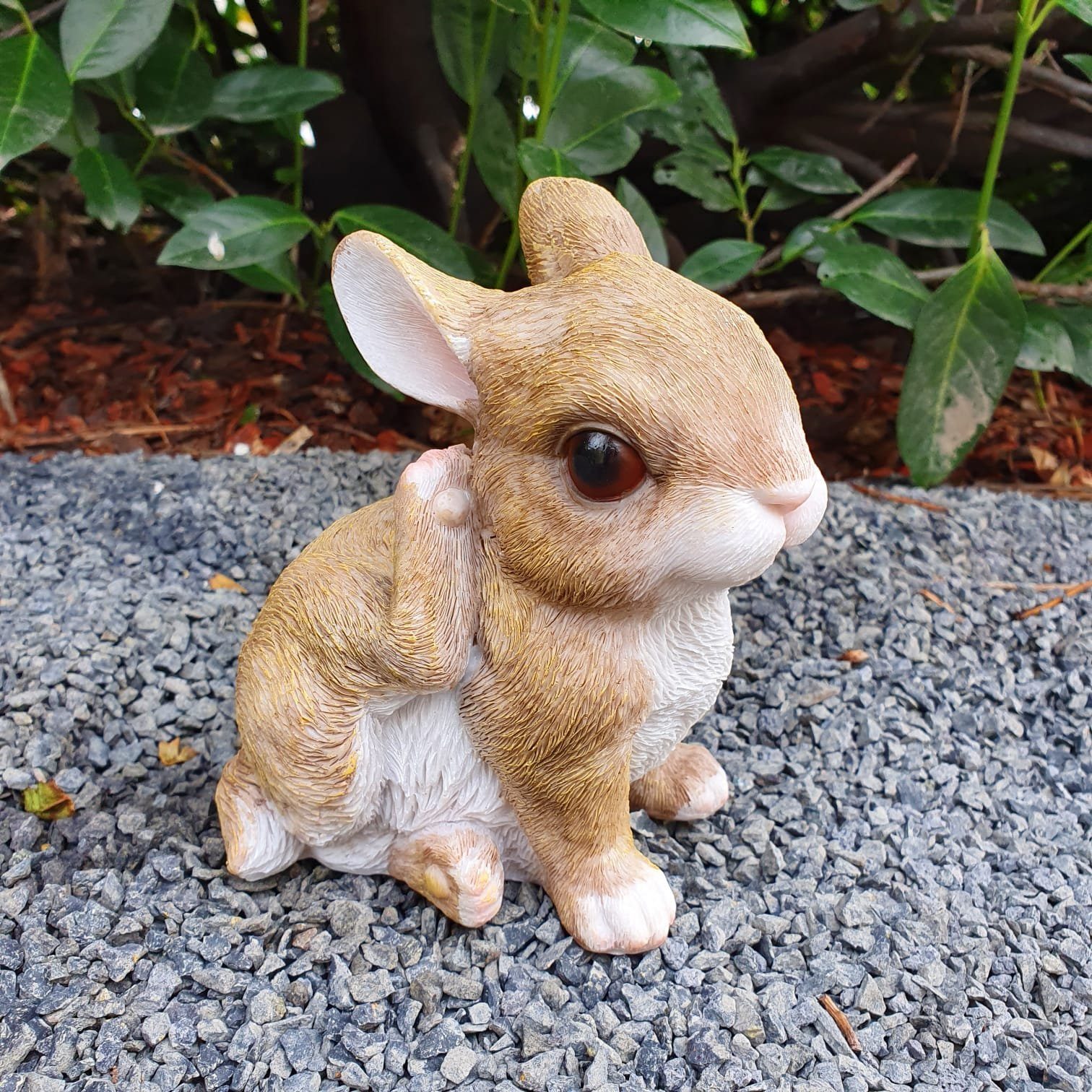 Aspinaworld Gartenfigur Gartenfigur Hasen Baby Figur kratzt sich 15 cm