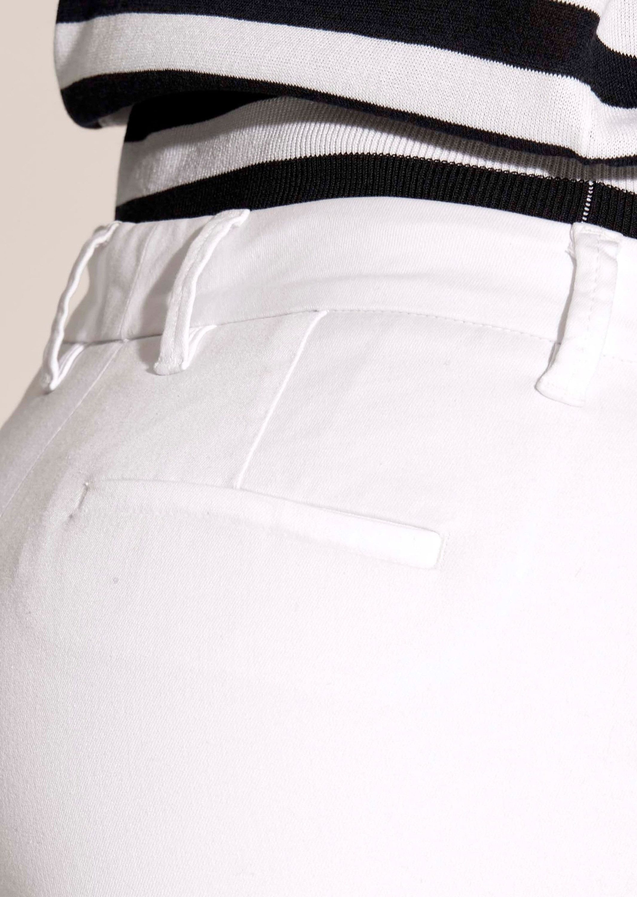 MADELEINE Shorts Sommerliche Bermuda mit Fransen Unifarbenes Design, ohne Kragen, Verschluss mit Knopf
