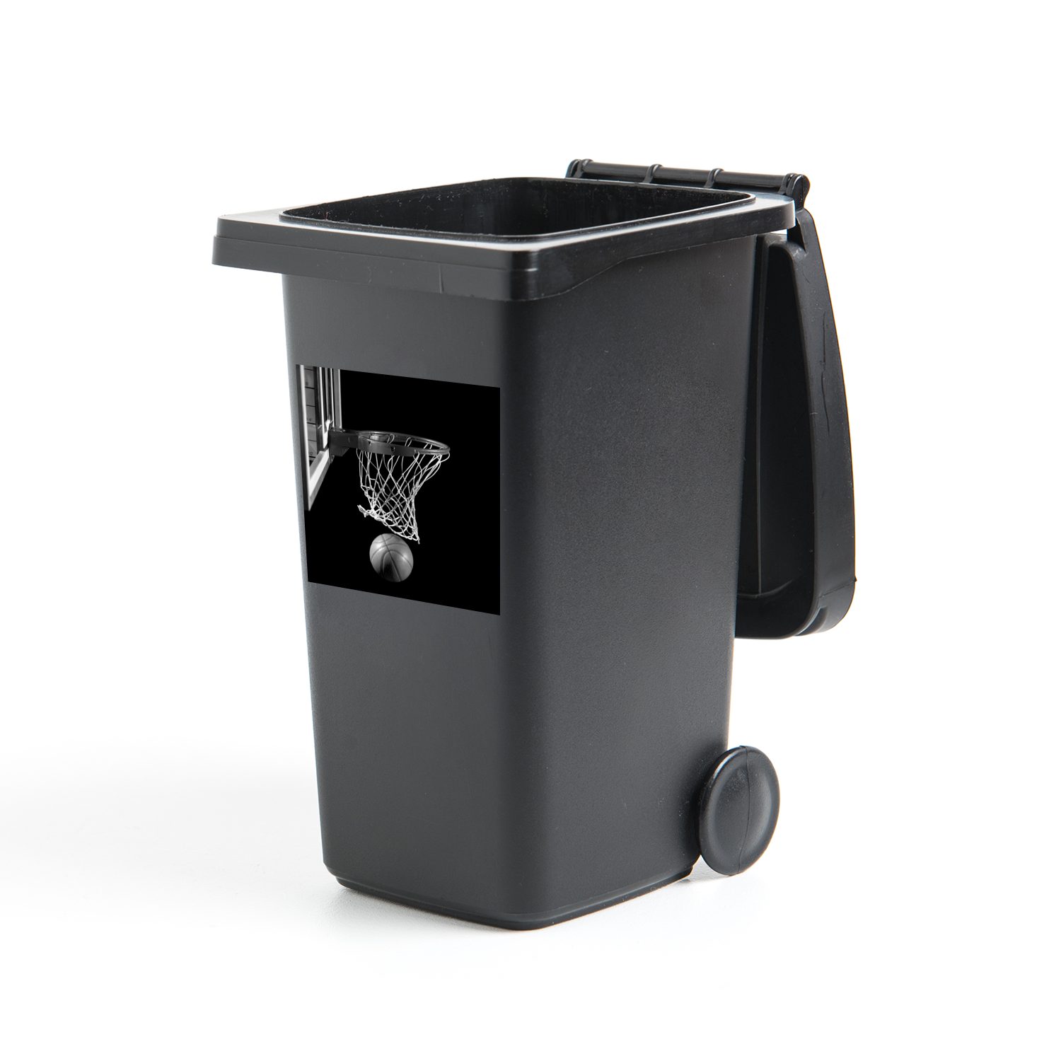 MuchoWow Wandsticker Ein Basketball am Korb auf einem schwarzen Hintergrund - Schwarz und (1 St), Mülleimer-aufkleber, Mülltonne, Sticker, Container, Abfalbehälter