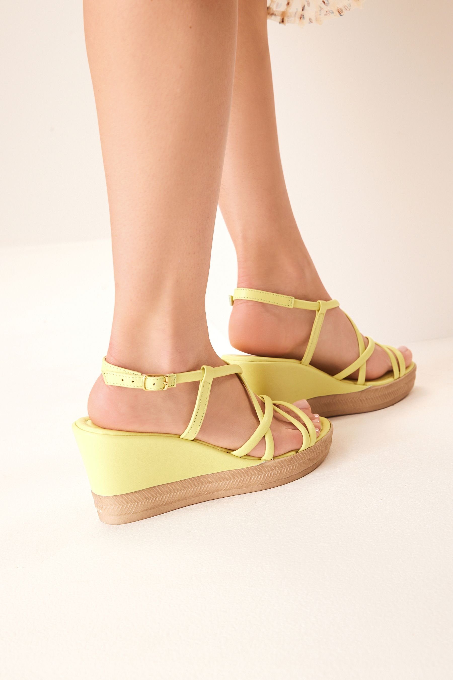 Asymmetrische Keilsandalette Next Comfort Green Forever Lime Keilabsatzsandalen (1-tlg)