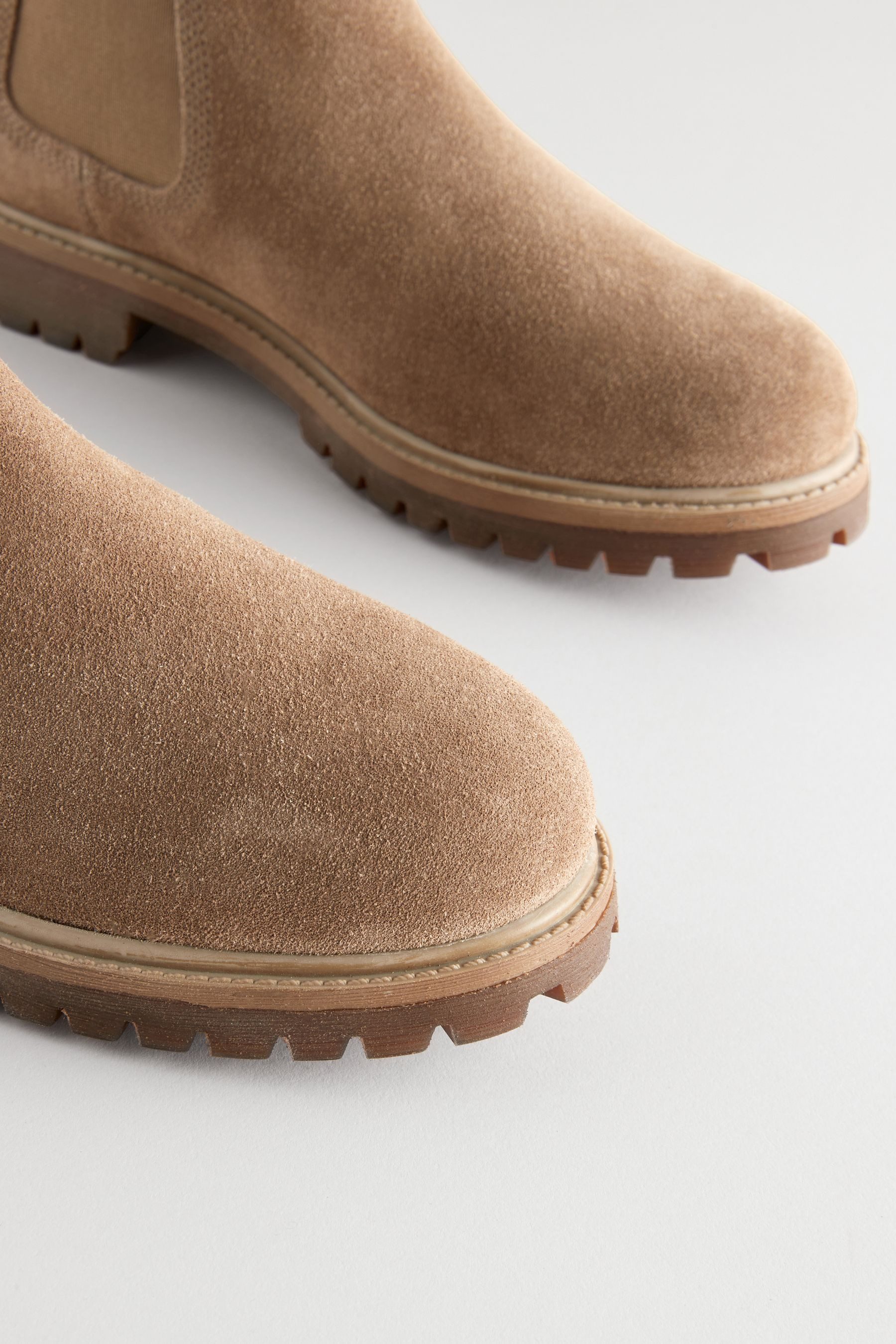 Next Chelsea Boots aus Veloursleder mit Profilsohle Chelseaboots (1-tlg) günstig online kaufen