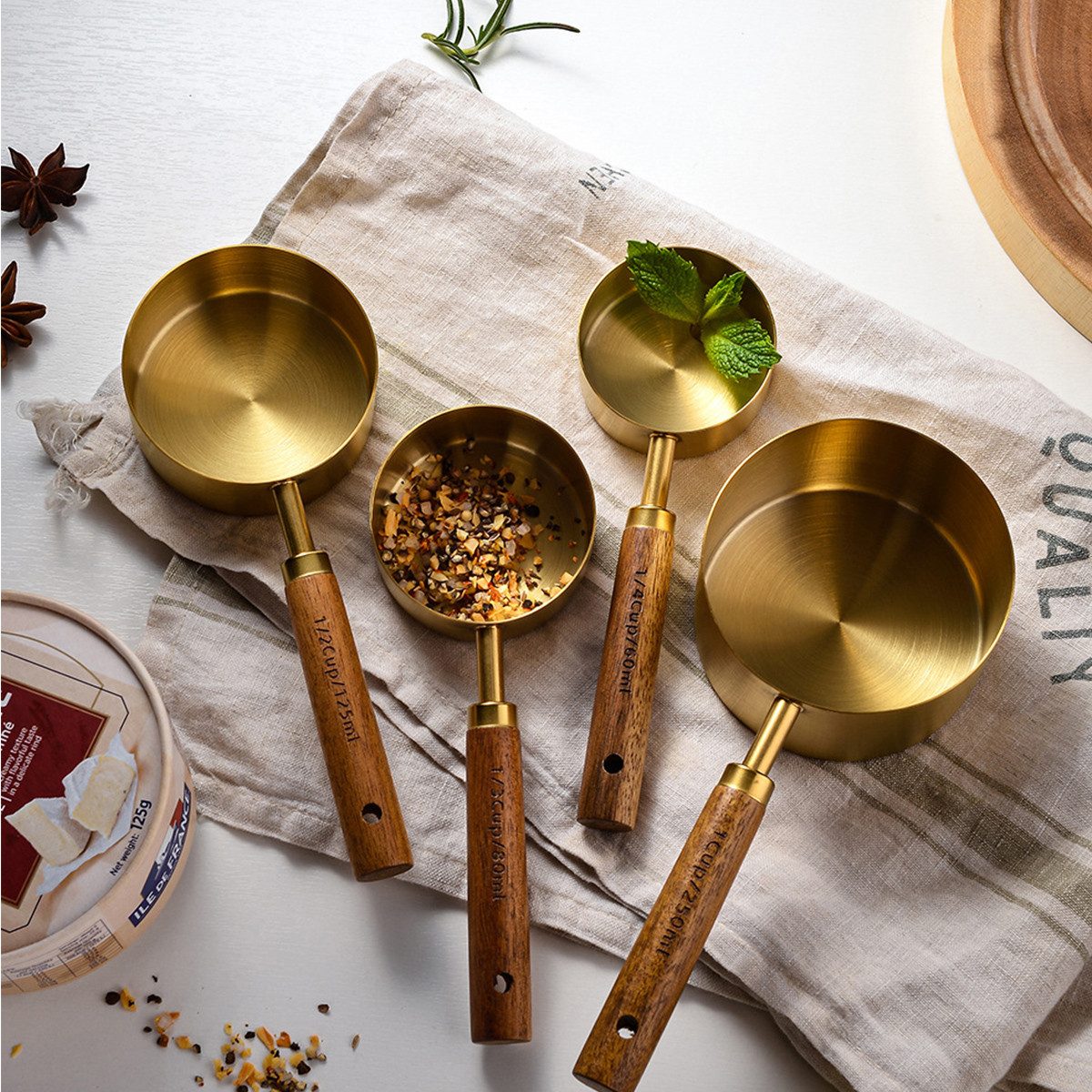 LAPAPRO Messlöffel Messbecher und Messlöffel, 8 Stück Edelstahl Messbecher Set, (SET, 4 Messbecher, 4 Messlöffel), Holzgriff mit Maßangaben, hochwertiger Edelstahl, goldpoliertes Finish