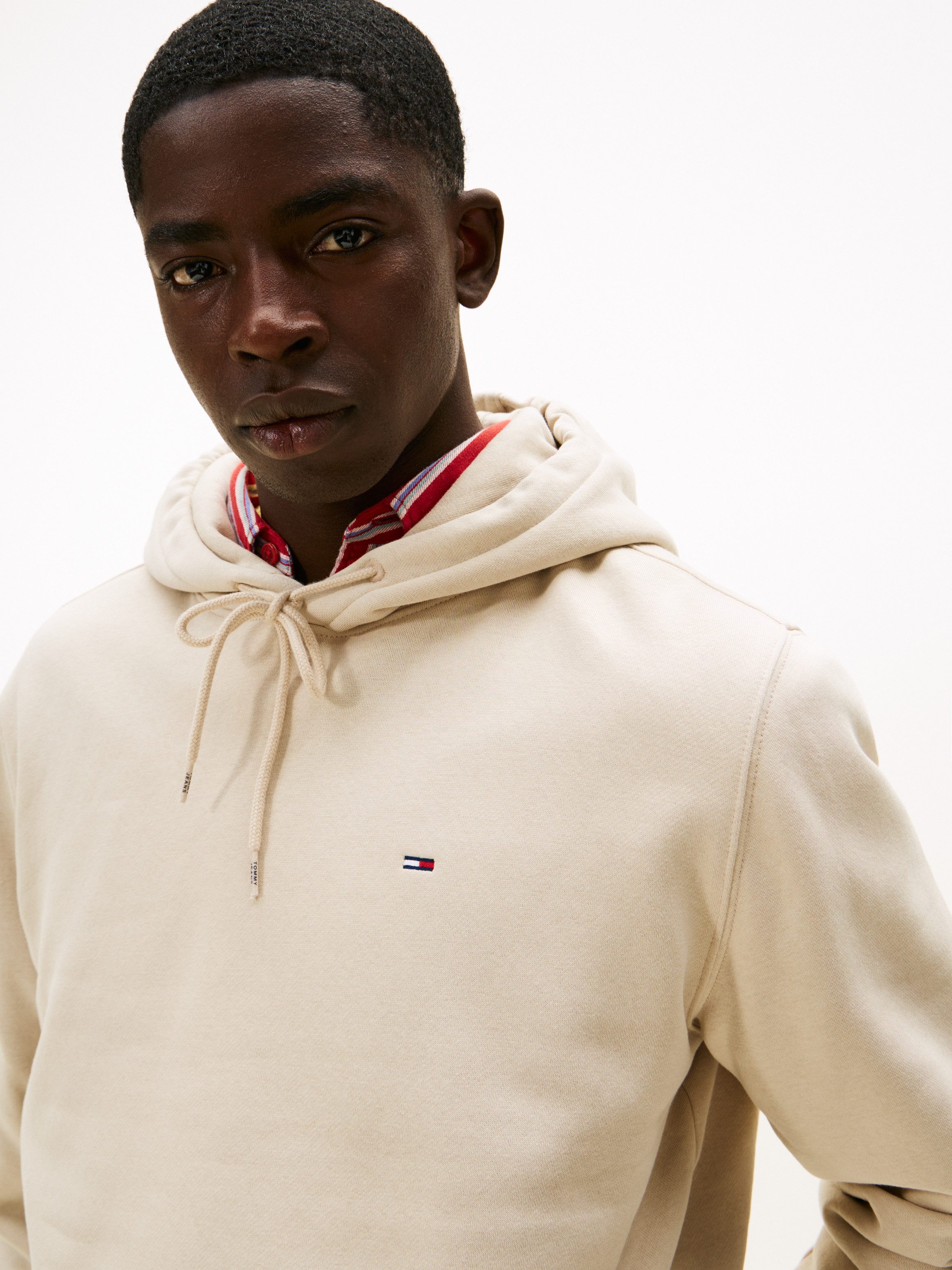 Tommy Jeans Hoodie TJM REGULAR FLAG mit bestickten Markenlogo auf Brusthöhe