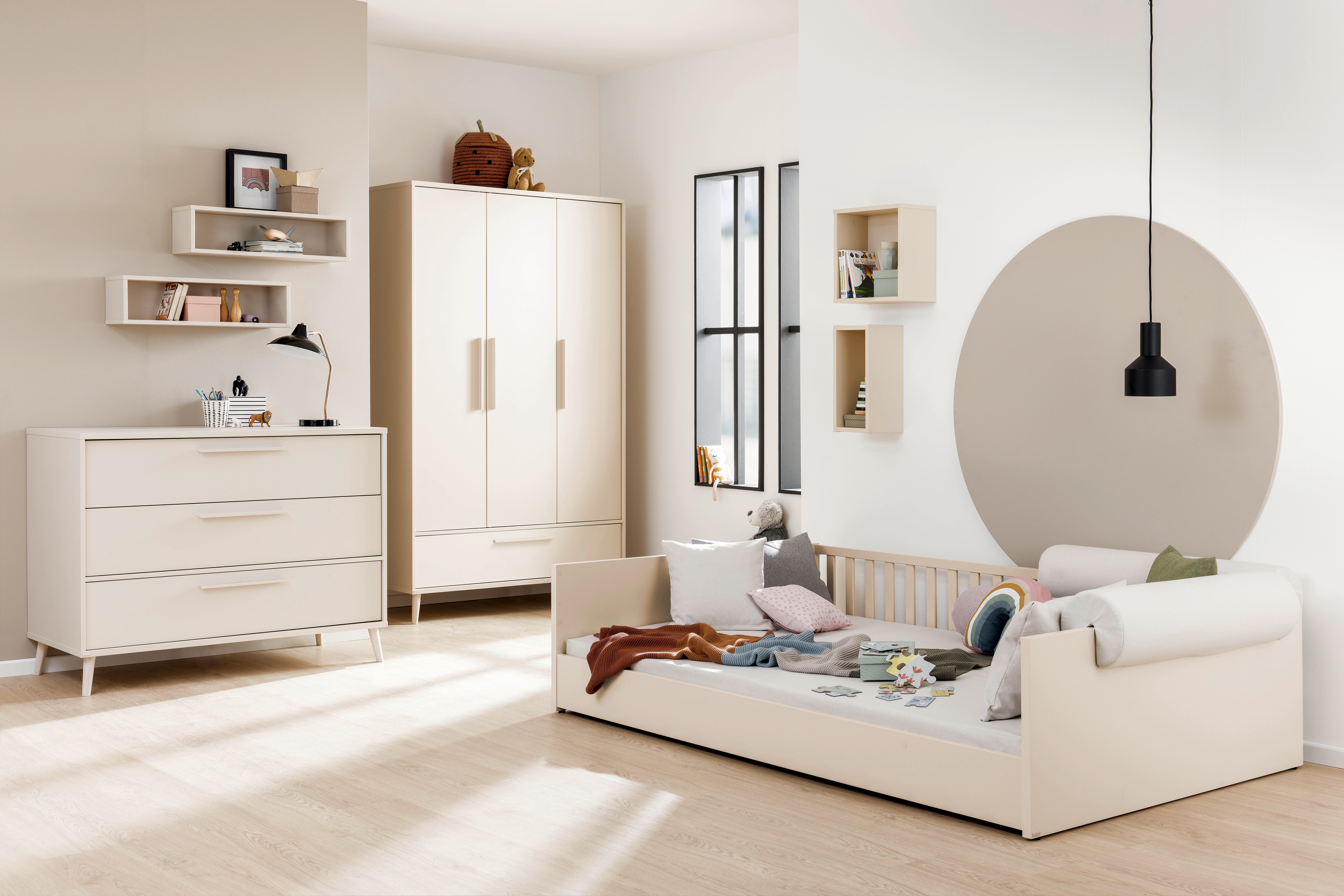 PAIDI Babymöbel-Set LITTLE FLO, 4-teiliges Kinderzimmer in Beige, hochwertiges Komplettset, (Spar-Set, 4-tlg., 120x200cm Bodenbett, Kleiderschrank 3-türig, Wickelkommode & Aufsatz), Jugendzimmer, Soft-Close, mitwachsendes Bett - 3-fach umbaubar