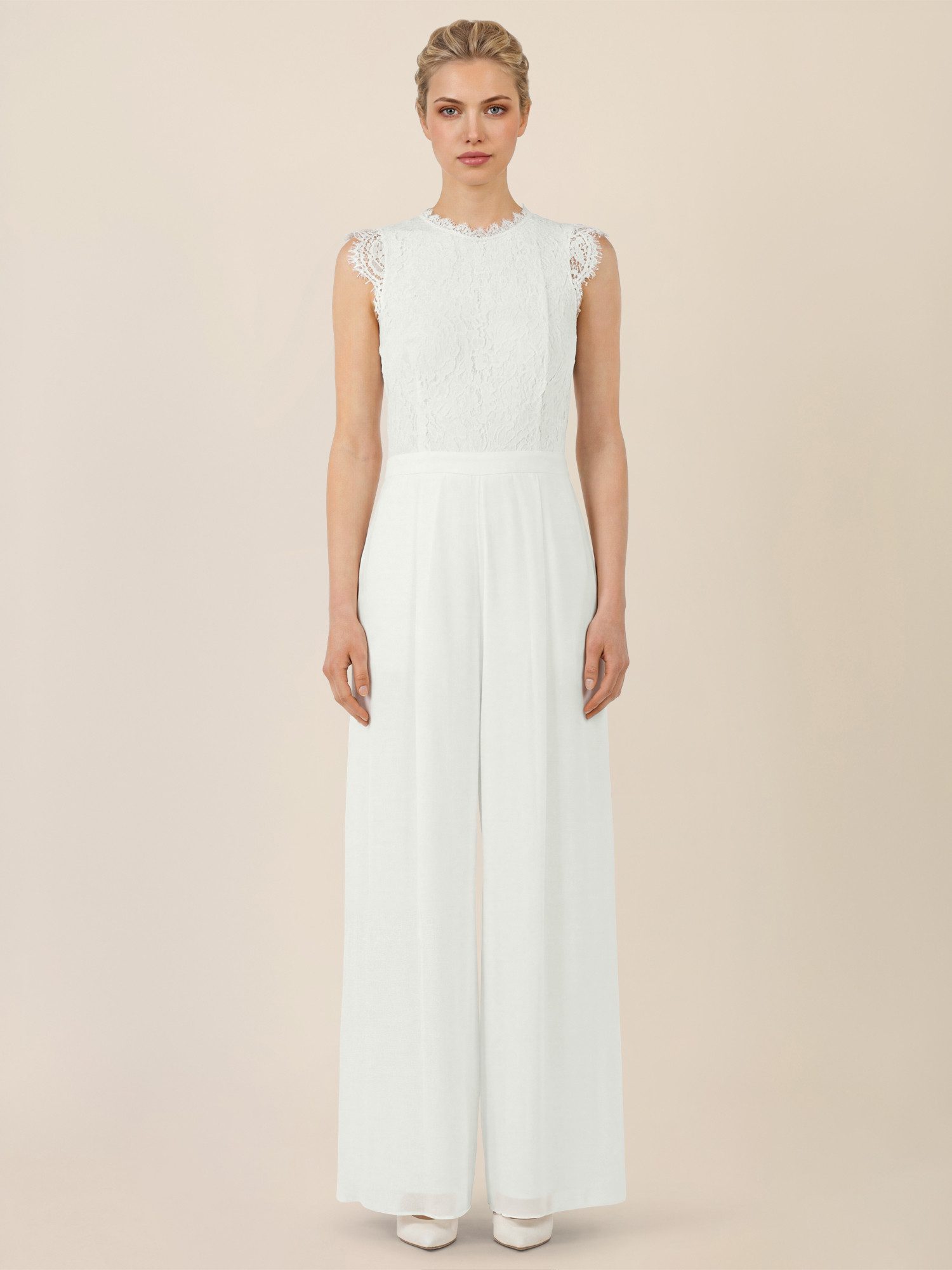 Apart Jumpsuit mit Spitzentop und weitem Bein