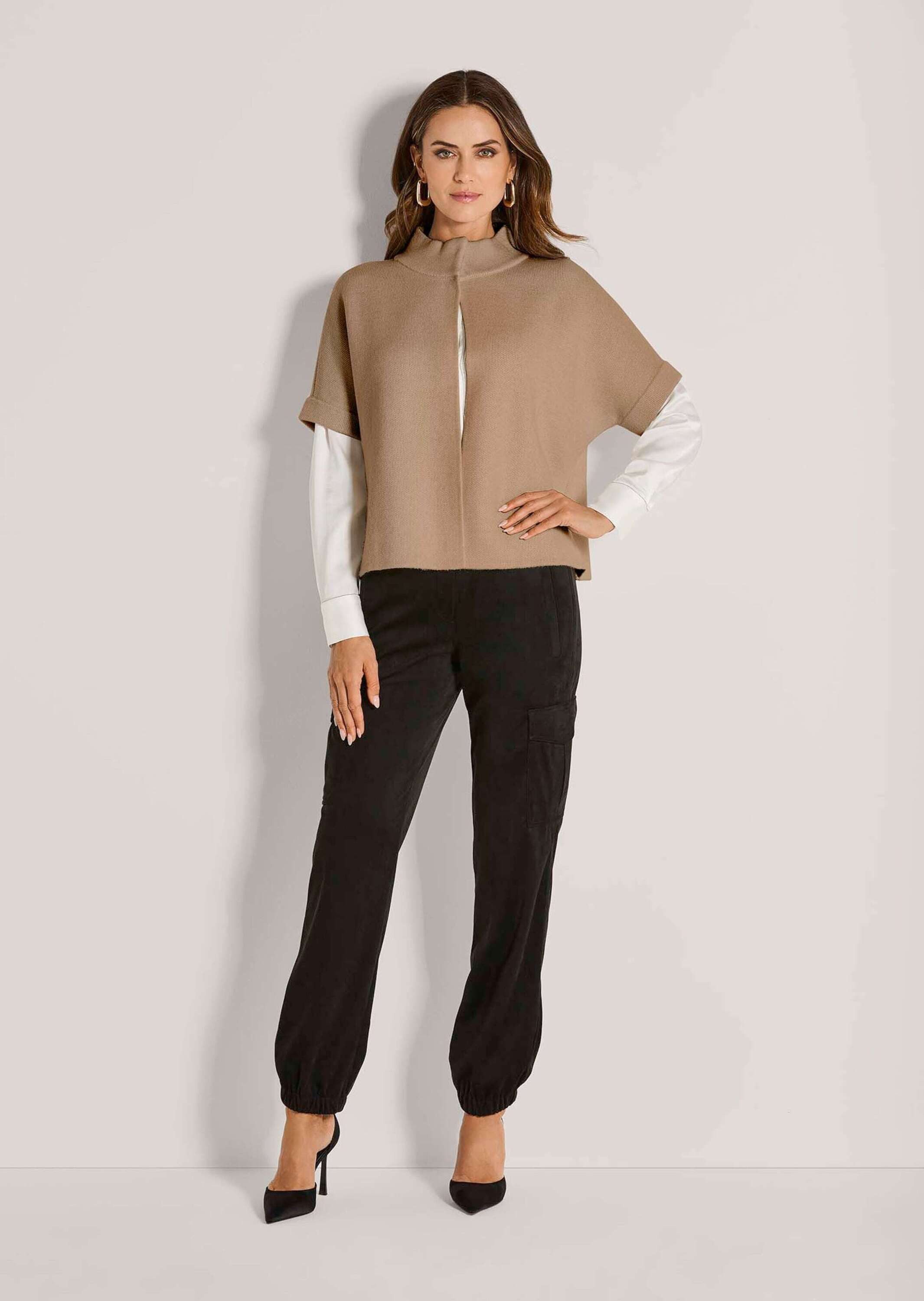 MADELEINE Strickjacke Moderne Strickjacke im Cape-Design Ärmellose Jacke mit Stehkragen und Druckknöpfen
