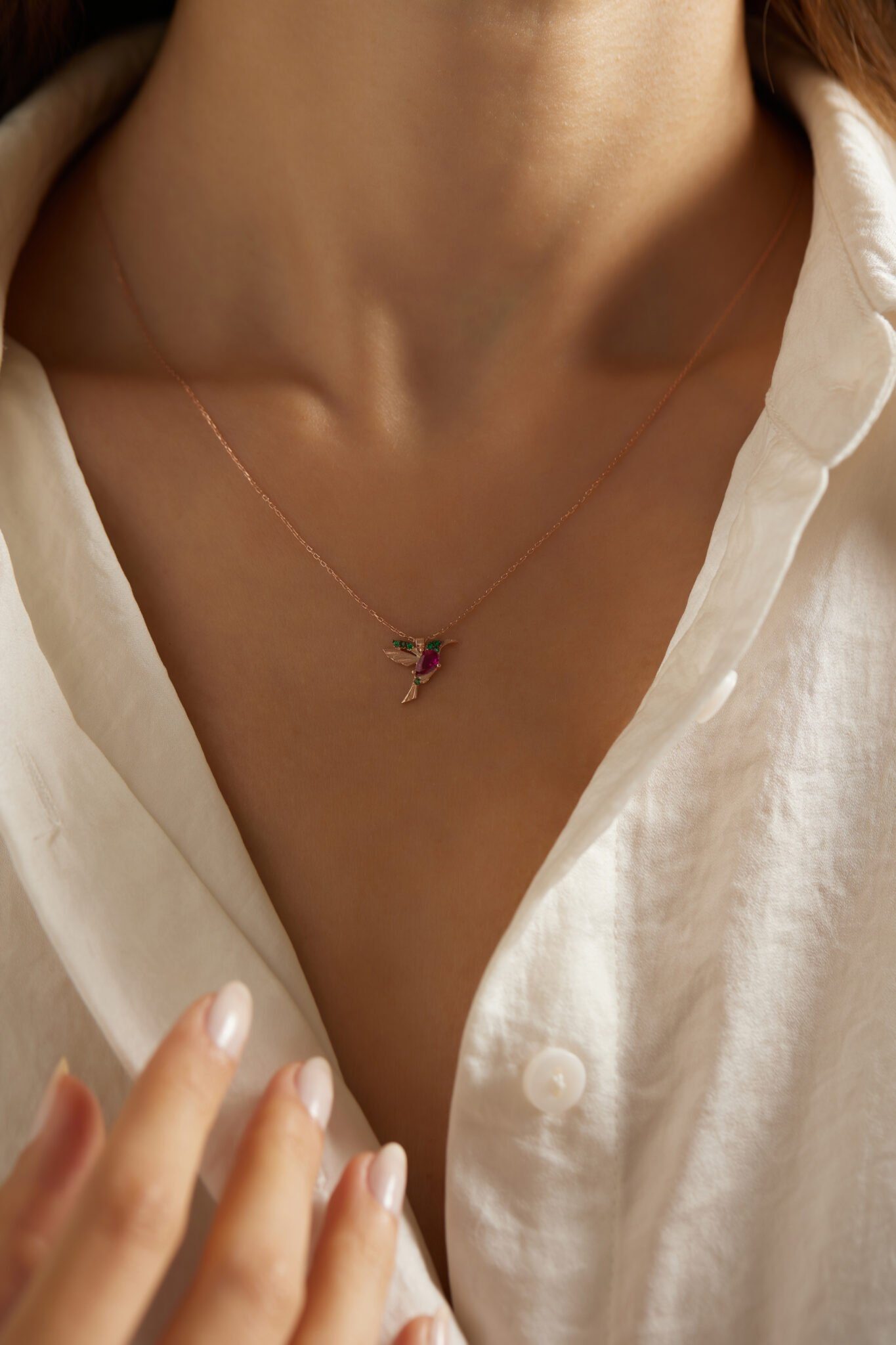 Einzelstück Kette mit Anhänger Einzelstück Kolibri Kette aus 925 Sterling Silber, rosé vergoldet, mit funkelnden Steinen – Bild 3 von 5