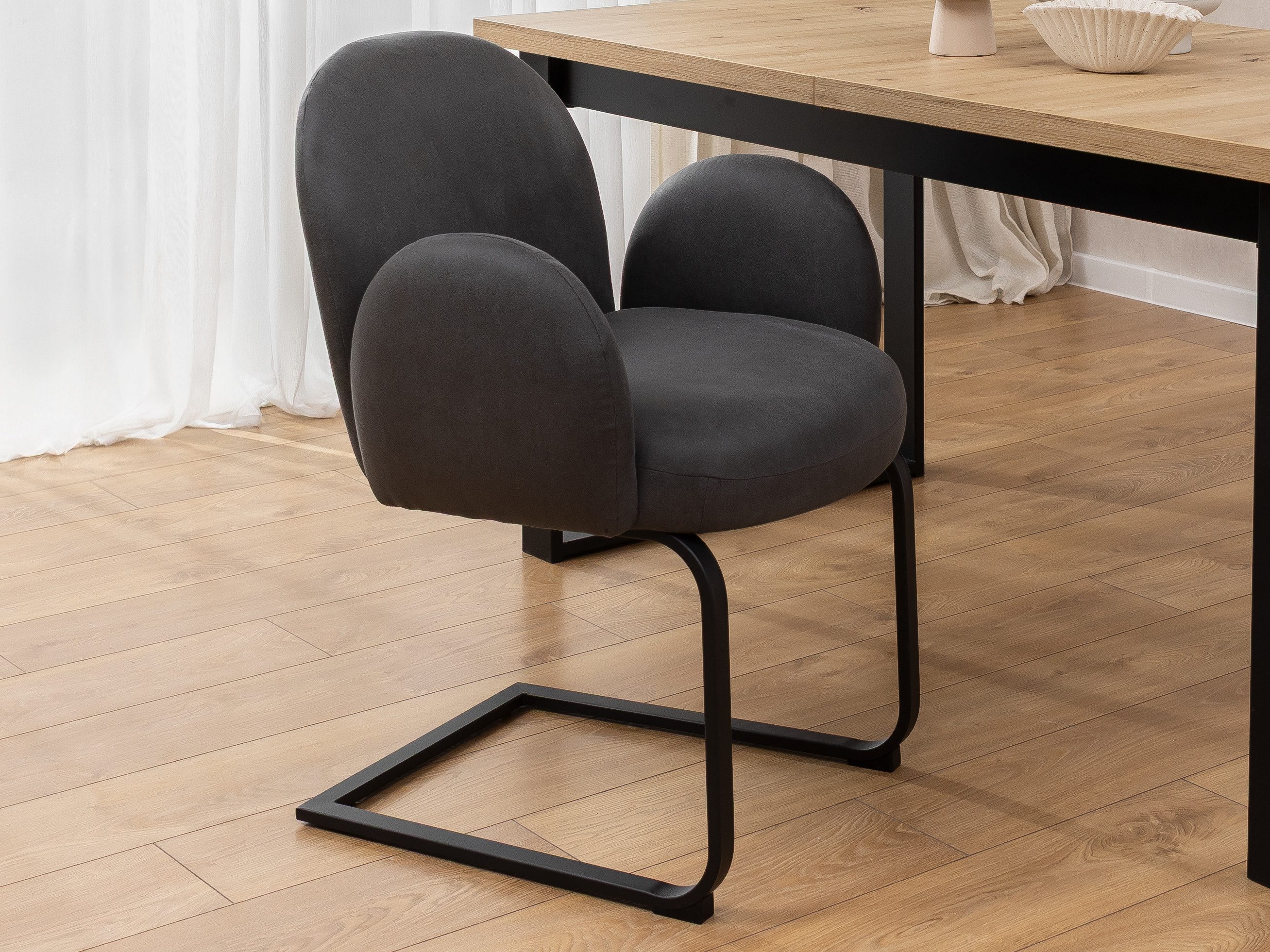S-Style Möbel Polsterstuhl Vela im Japandi Stil aus Mikrofaser Anthrazit schwarzes Metallgestell