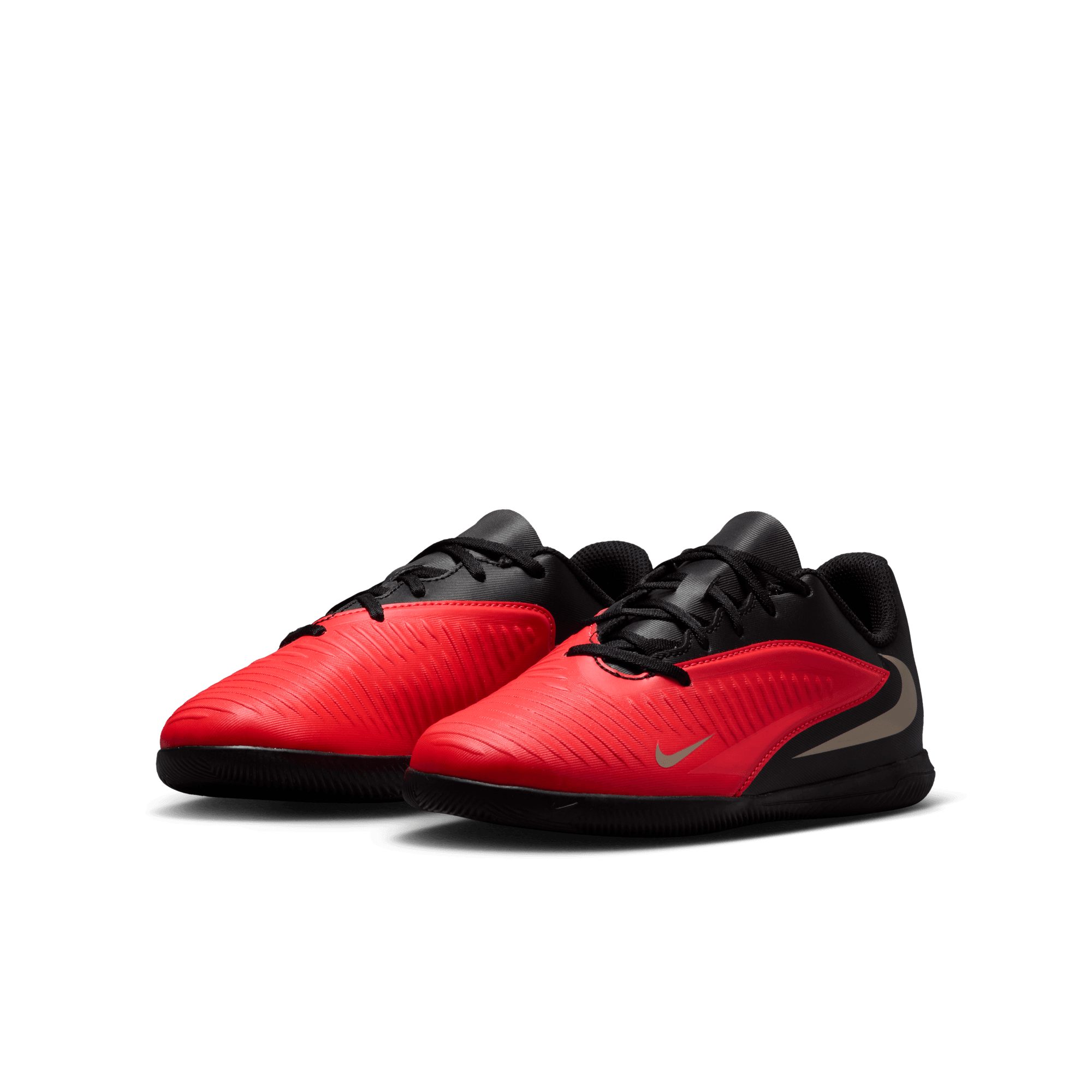Nike Jr. Phantom 6 Low Club Fußballschuh (für Jugendliche) für Hallen- und Hartplätze