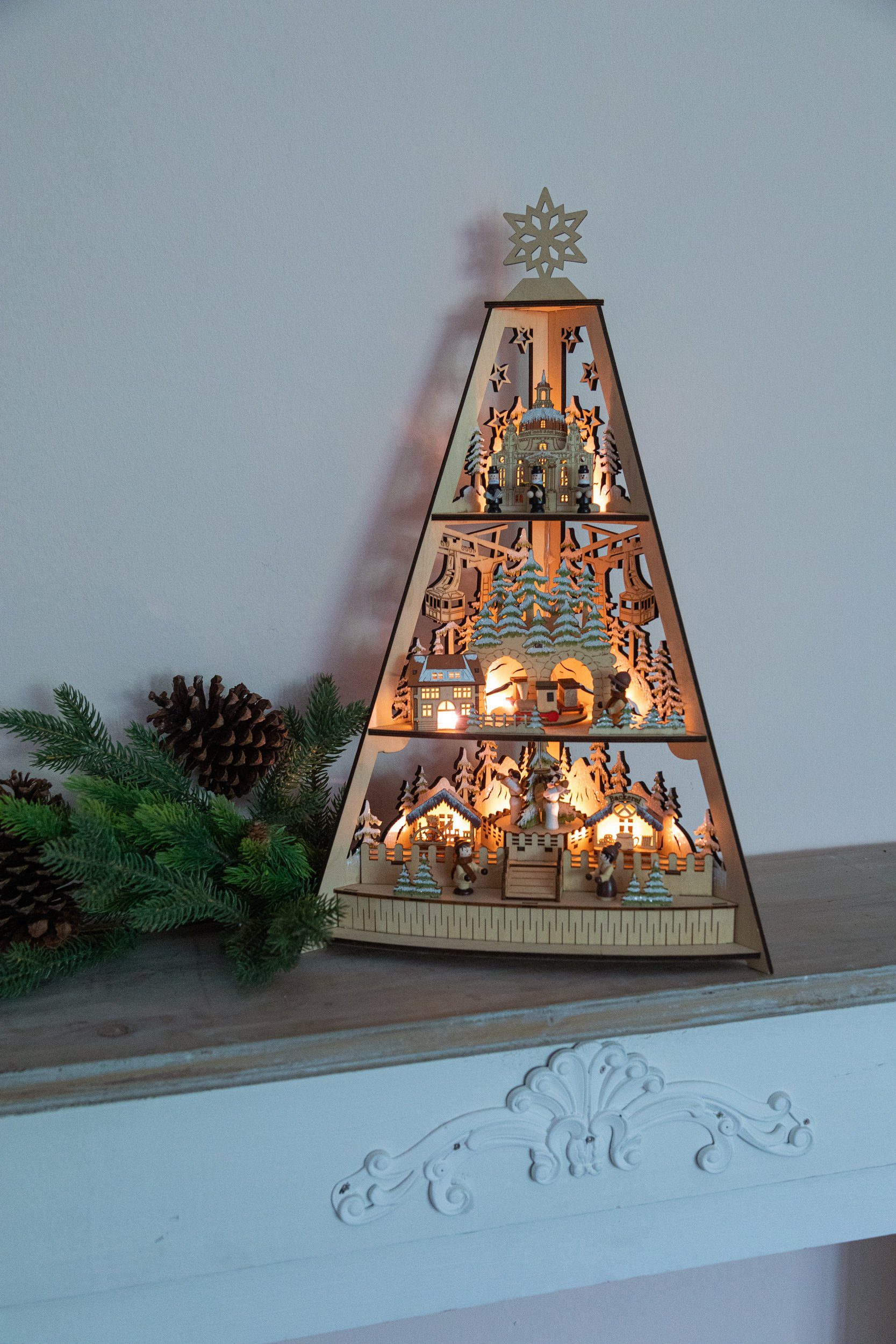 Wohnando Weihnachtsdorf Holz-Weihnachtsbaum mit 3 winterlichen Szenen und Weihnachtsmusik