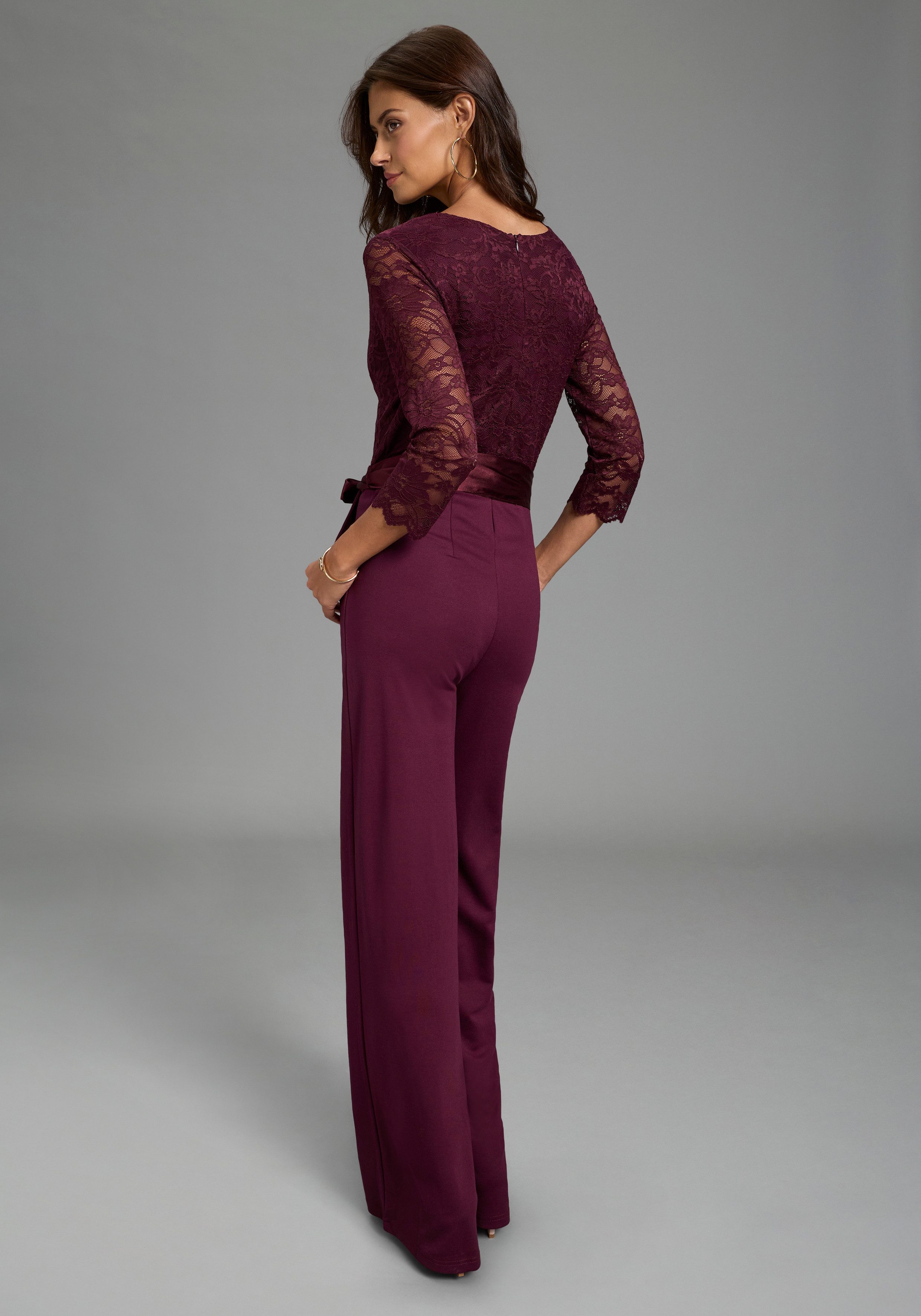 Laura Scott Jumpsuit mit Spitzenoberteil und Satin-Bindegürtel