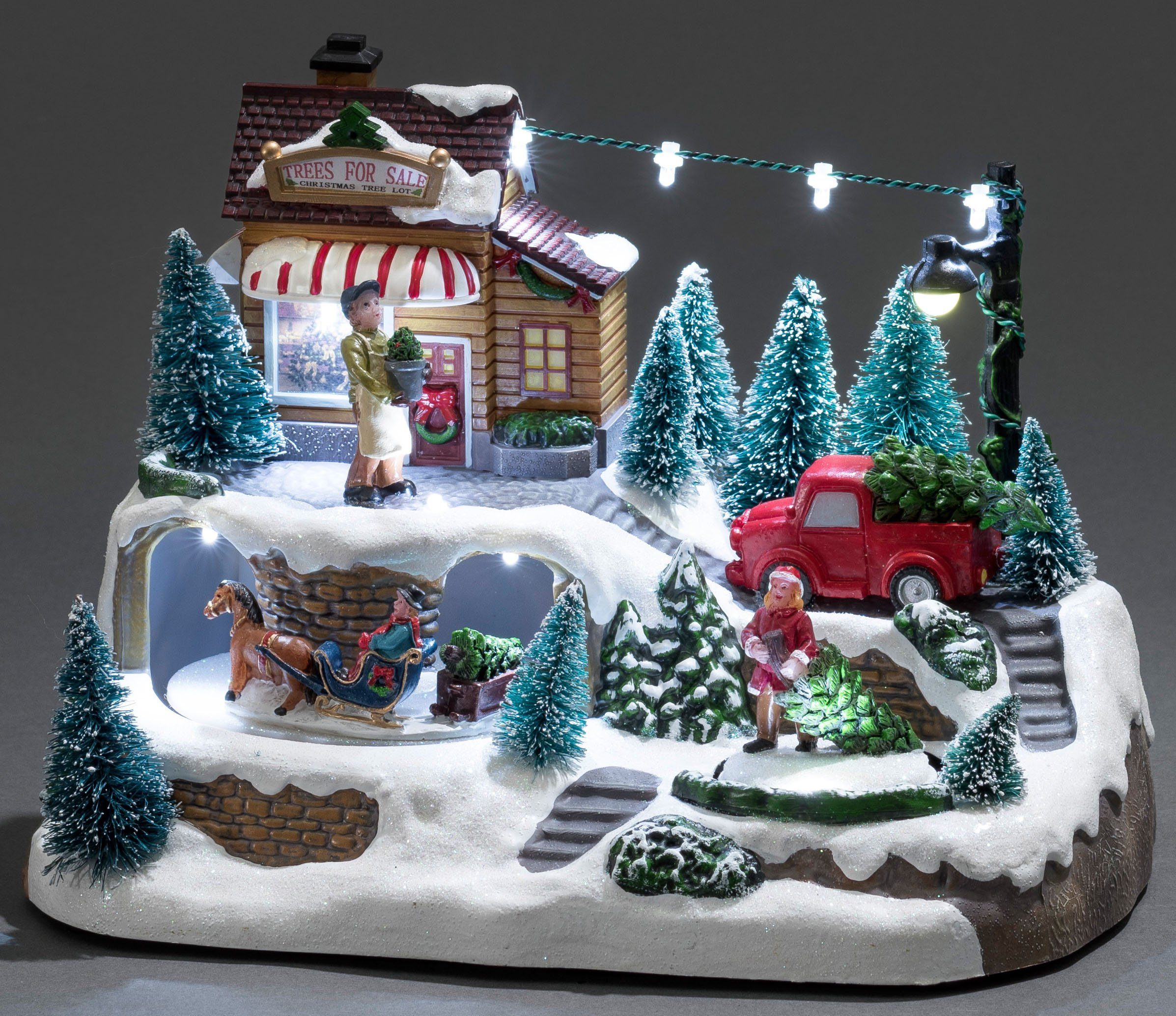 KONSTSMIDE LED Dekolicht, LED Szenerie Weihnachtsbaumverkauf mit Animation und 8 klassischen Weihnachtsliedern, für den Innenbereich, 9 kaltweiße Dioden, wählbare Energieversorgung, Trafo/Batteriebetrieb-HomeTrends