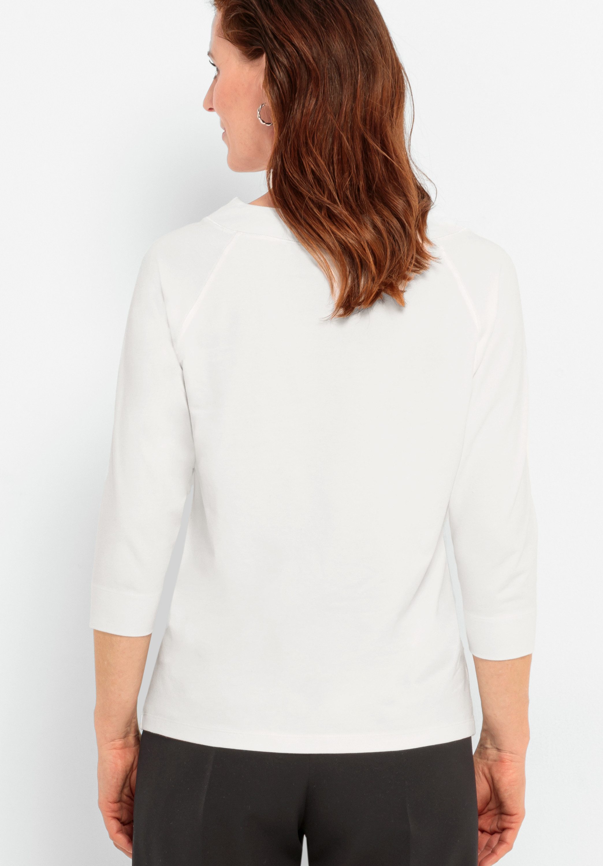 bianca Rundhalsshirt BONA mit dezentem Frontmotiv mit Schmucksteinchen