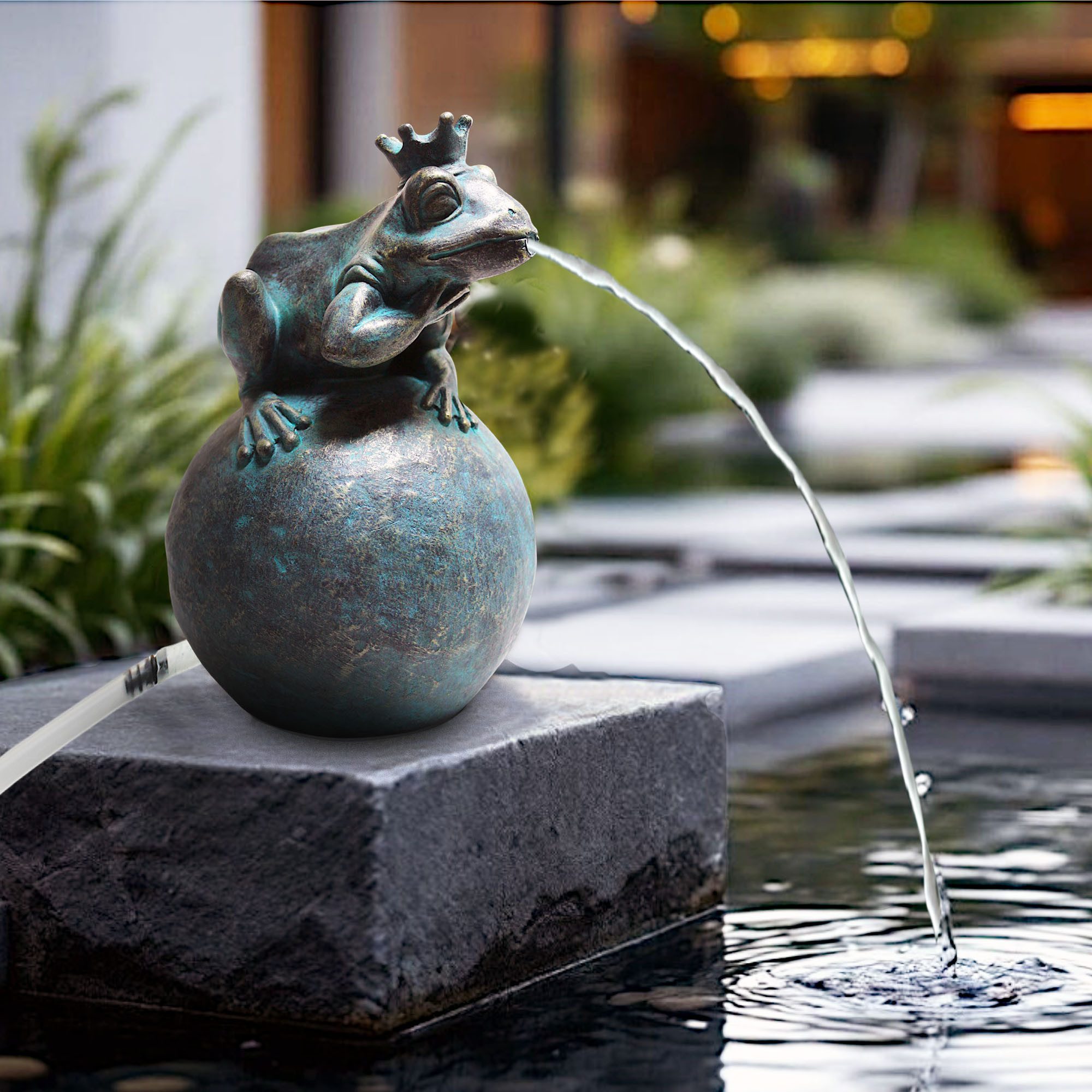 Arnusa Wasserspeier Froschkönig 21 cm Solarbrunnen Wasserspiel Solar Bronzeoptik, Solarteichfigur für Gartenteich & Wasserlauf