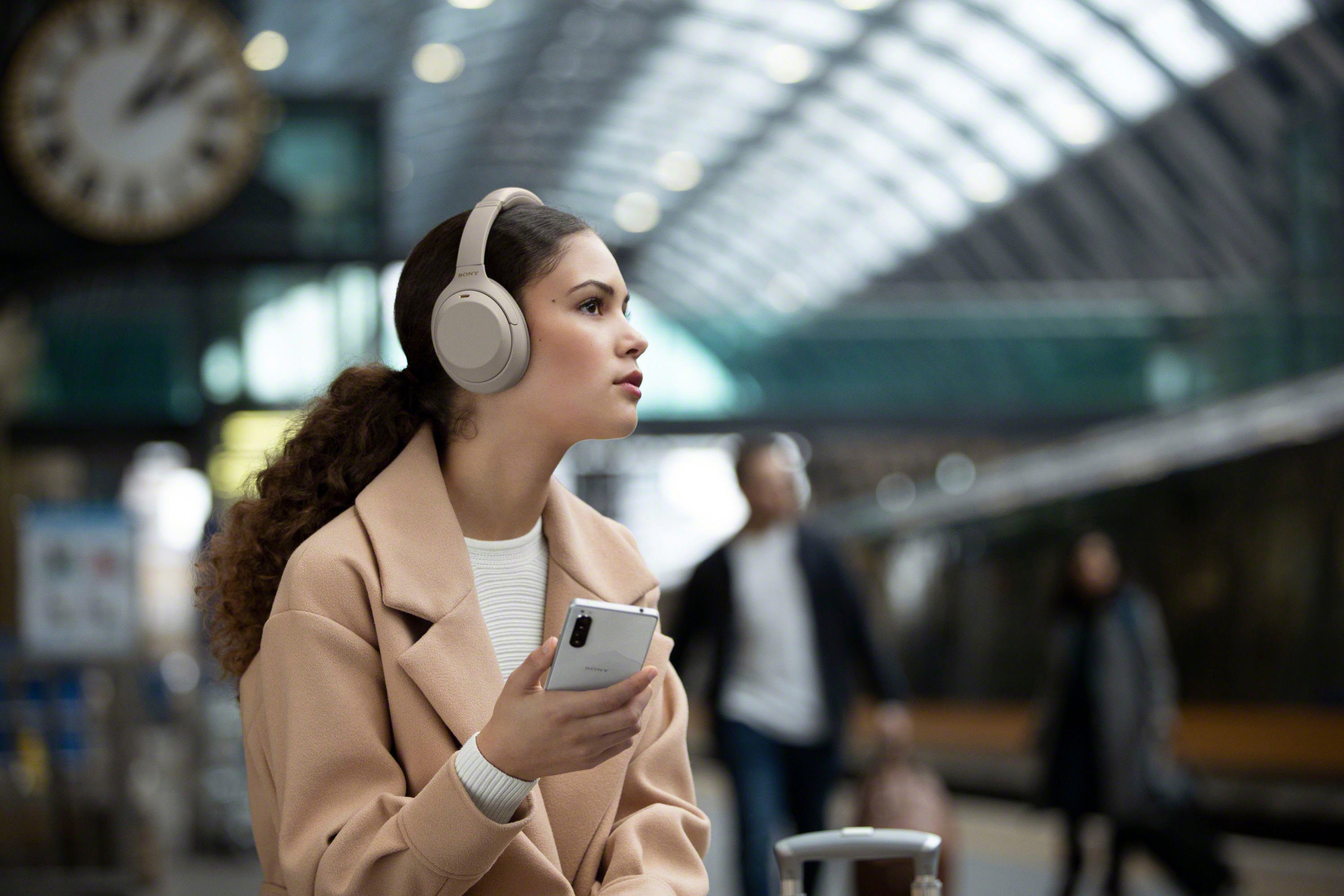 Sony WH-1000XM4 kabelloser Over-Ear-Kopfhörer (Noise-Cancelling, One-Touch Schnellladefunktion) via Bluetooth, Touch NFC, Sensor, Silber NFC, Verbindung
