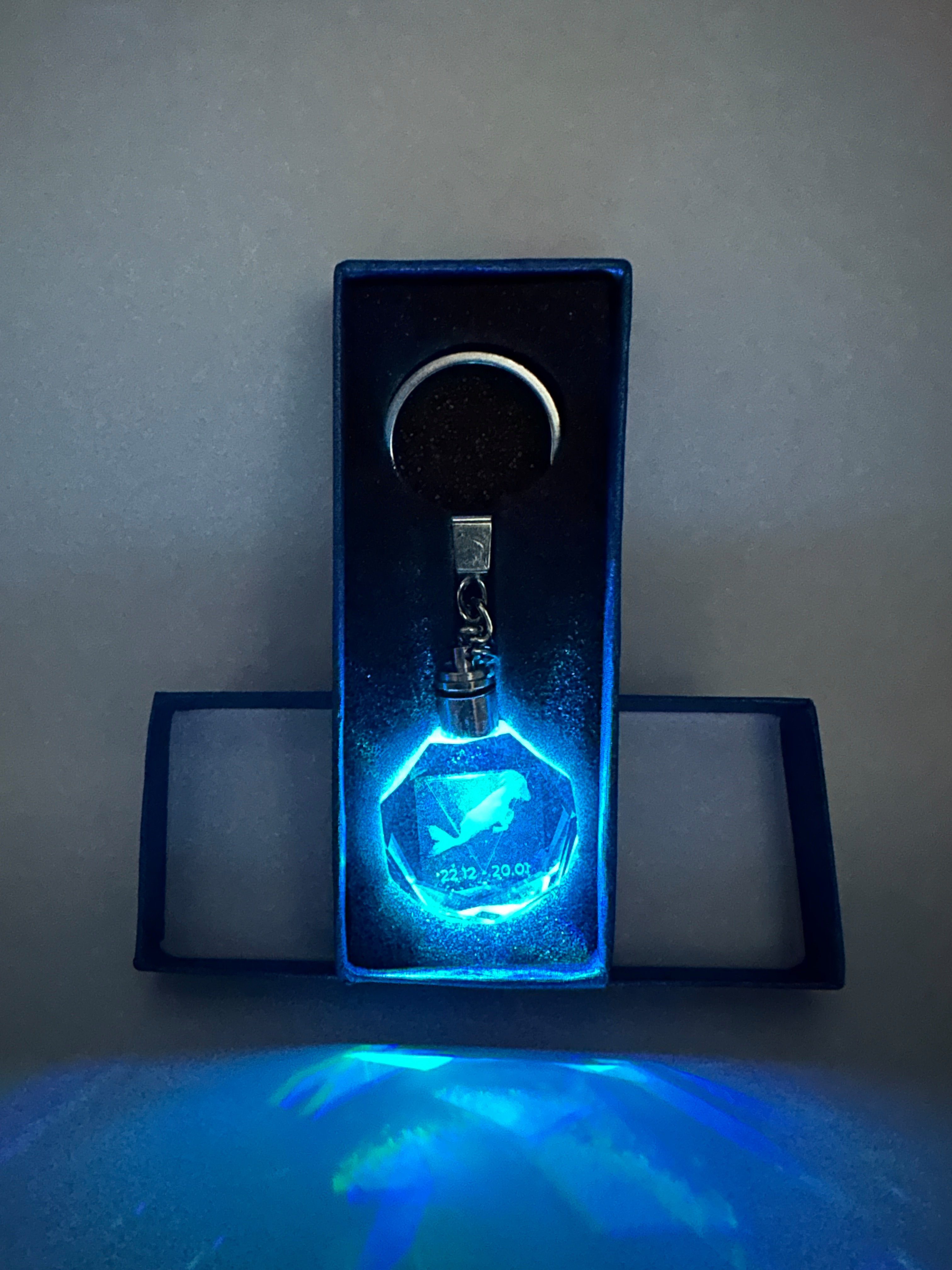Schlüsselanhänger mit Gravur Schlüsselanhänger LED Sternzeichen aus Glas mit Farbwechsel