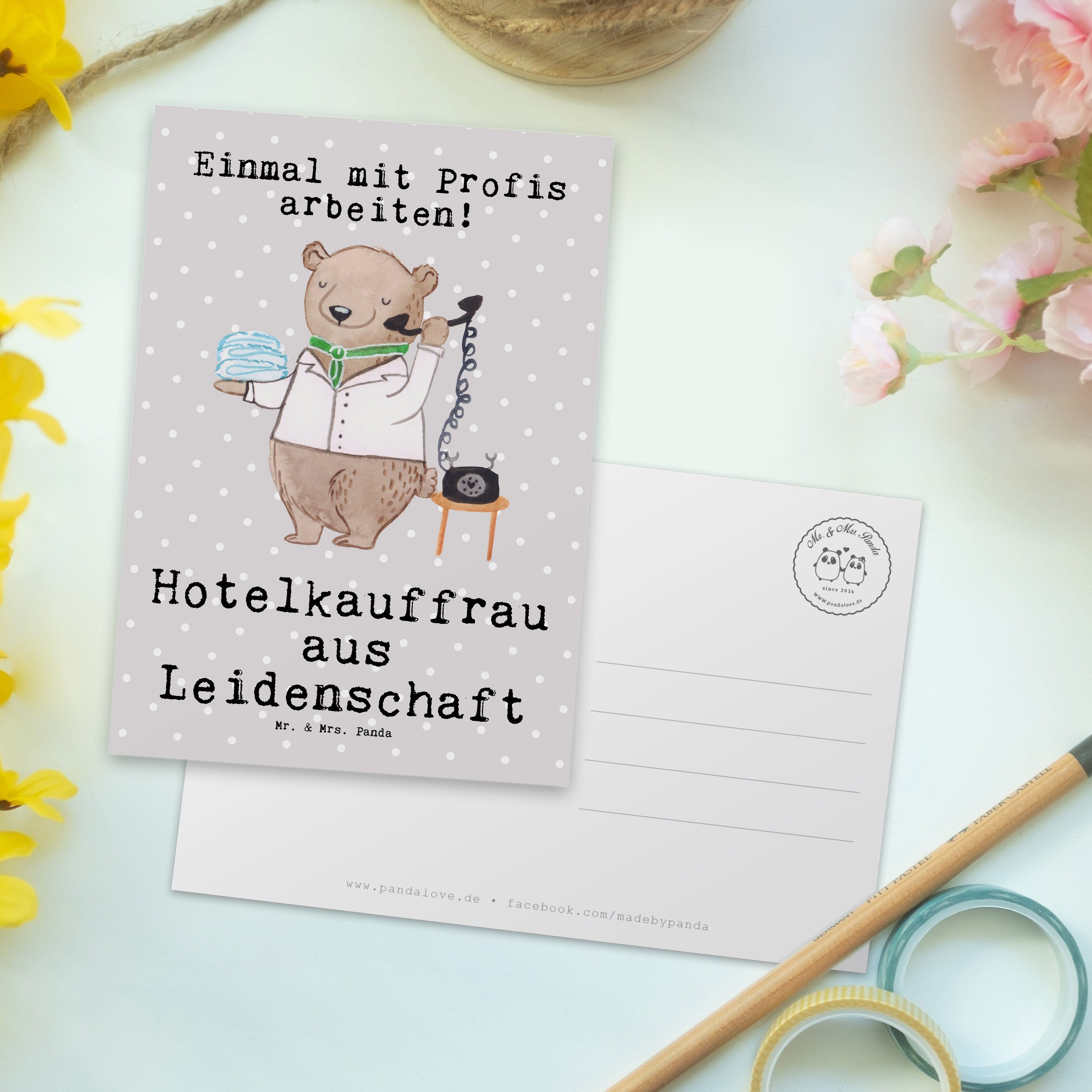 Postkarte - aus Mr. Panda & Geschenk, Hoteleröffn Mrs. Leidenschaft Hotelkauffrau Grau Pastell -