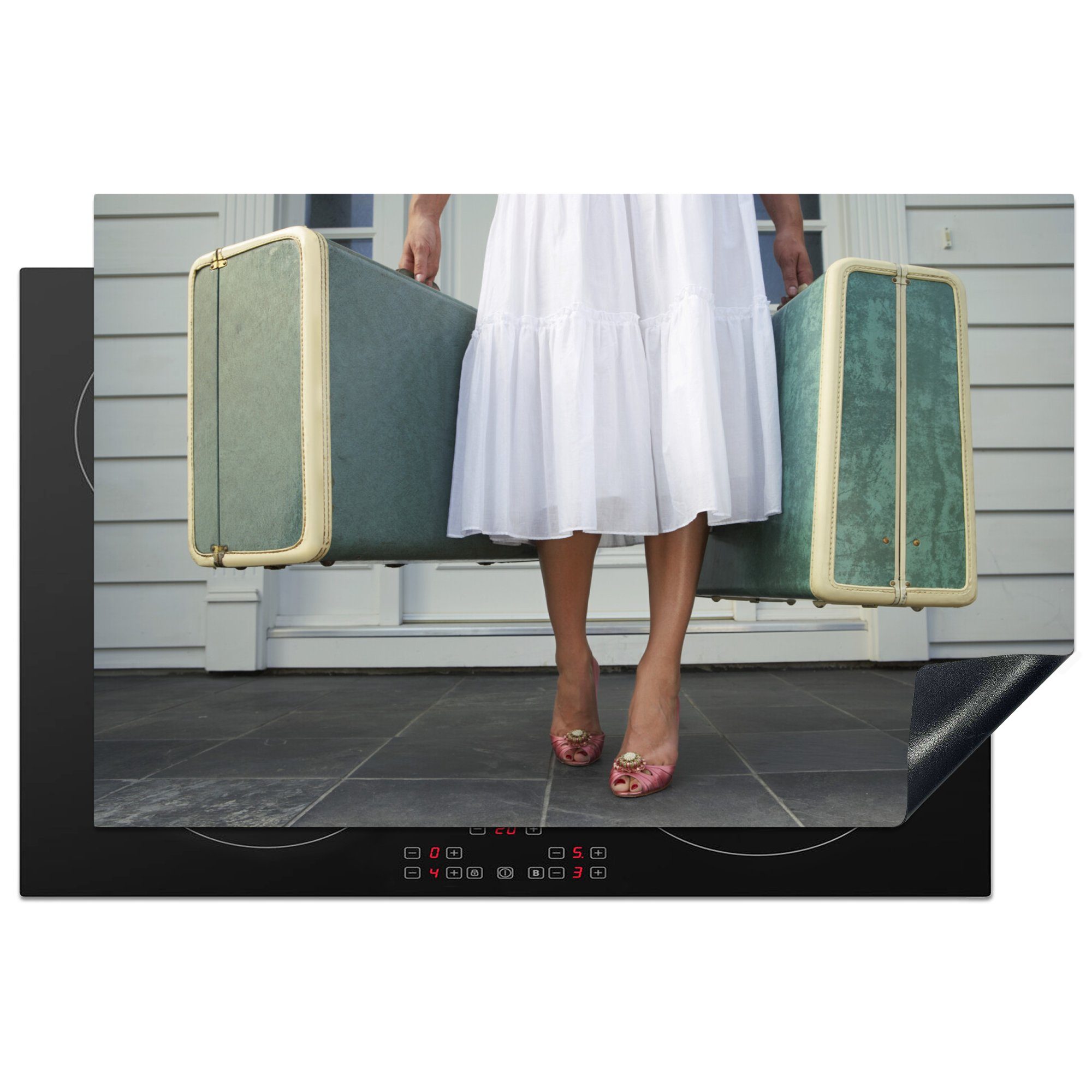MuchoWow Herdblende-/Abdeckplatte Frau auf der Veranda mit zwei alten Koffern, Vinyl, (1 tlg), 81x52 cm, Induktionskochfeld Schutz für die küche, Ceranfeldabdeckung
