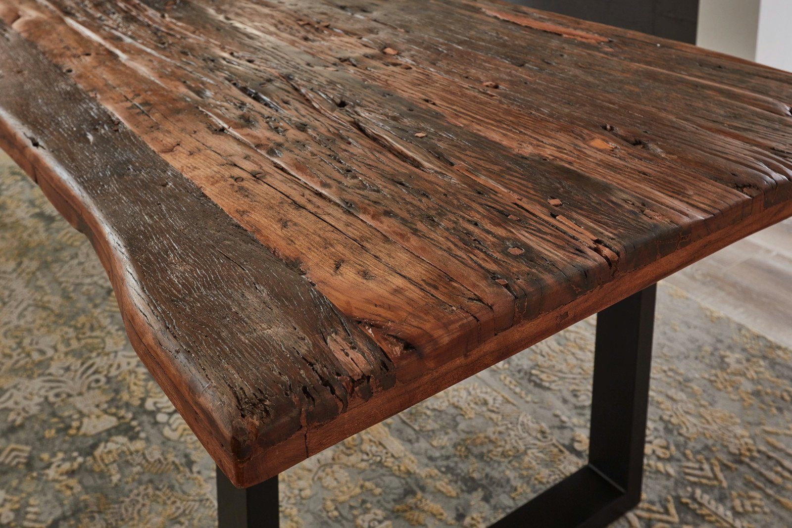 SAM® Baumkantentisch Veit, recyceltes massives Altholz, Metallgestell in U-Form, jedes ein Unikat