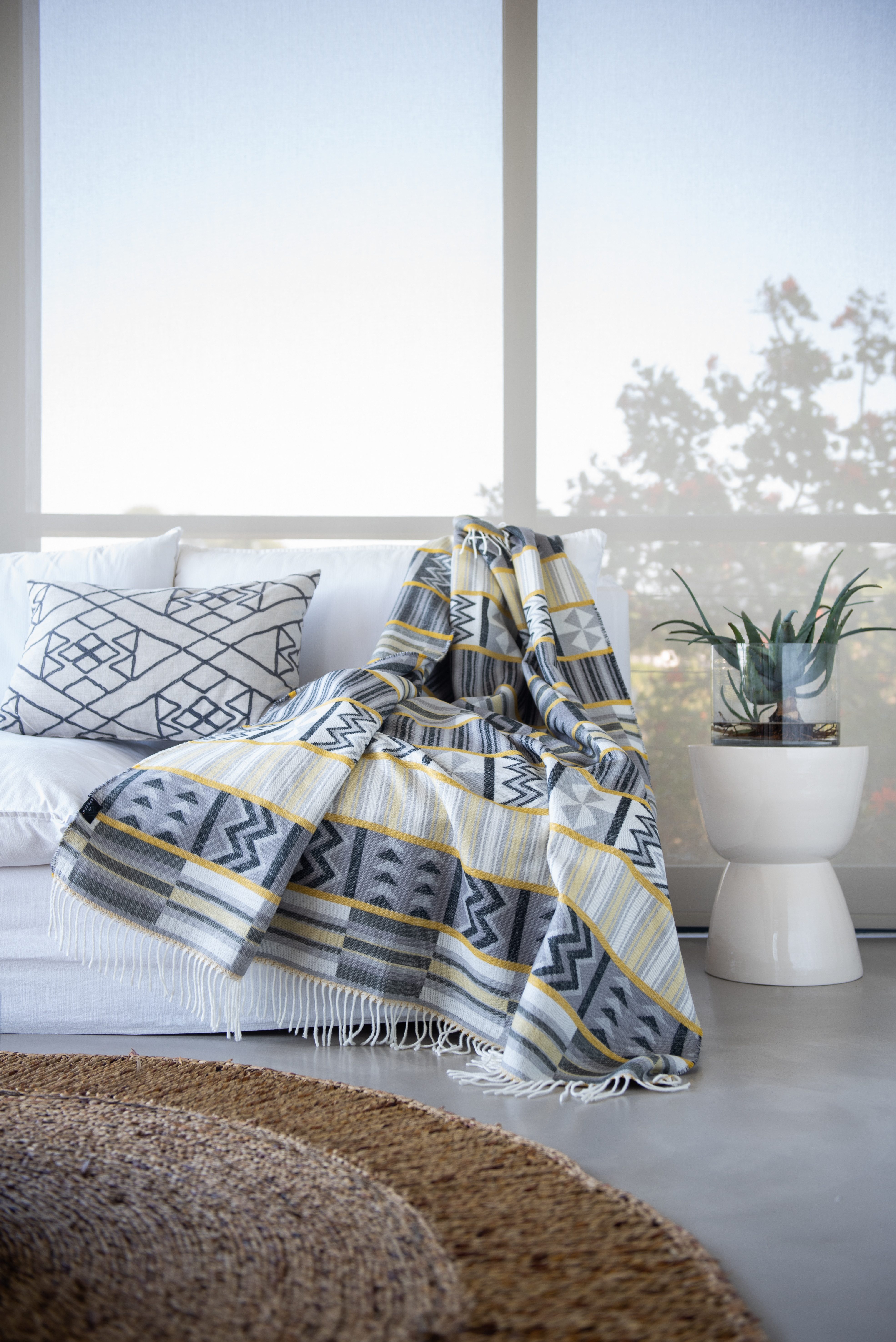 Plaid Decke aus 100 % superweiche, hypoallergene Mikrofaser, 180 × 140 cm, YAADU, Handgefertigt in Afrika aus traditioneller Webkunst