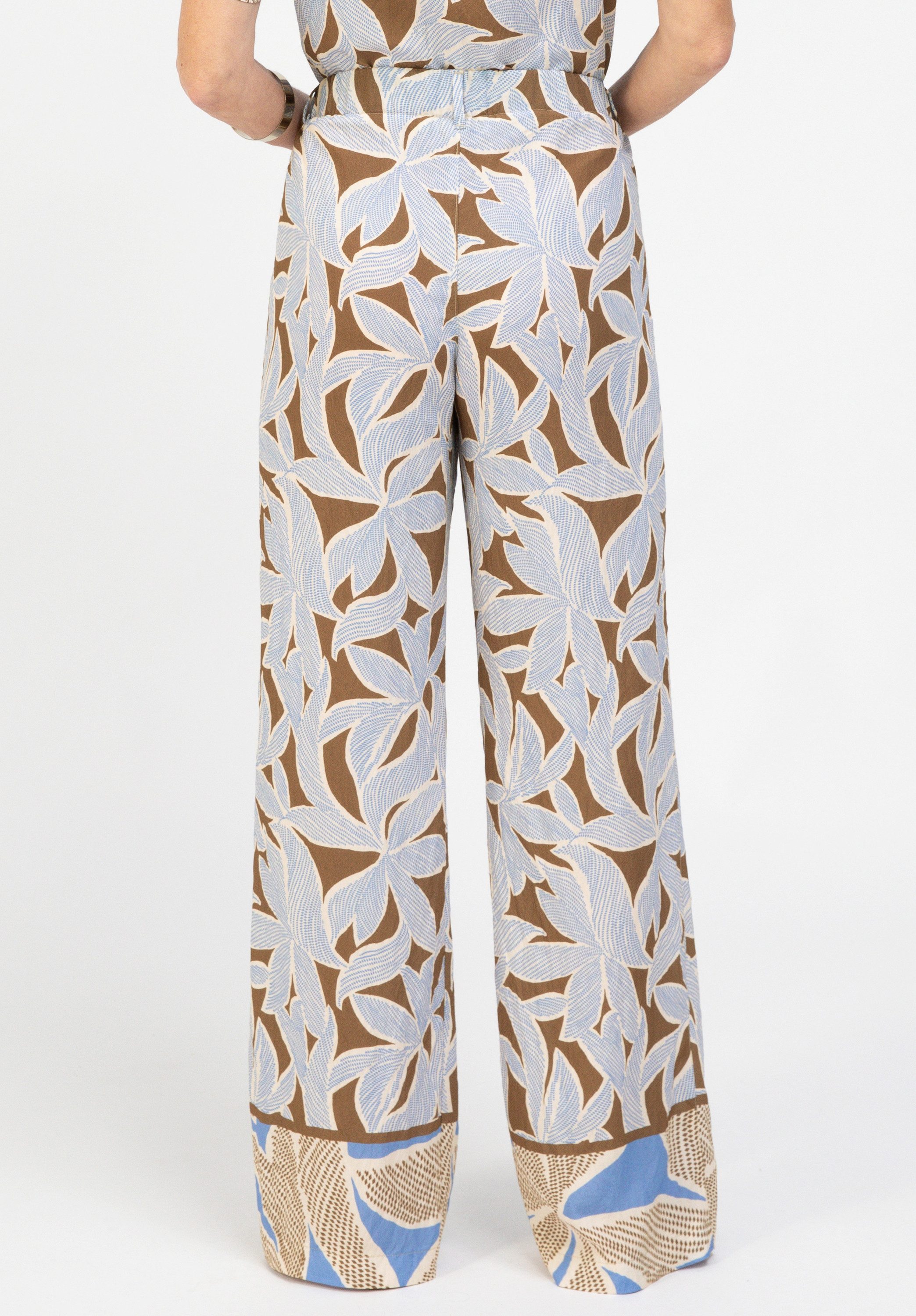 bianca Schlupfhose PARIGI mit weitem Bein und sommerlichen Allover-Print