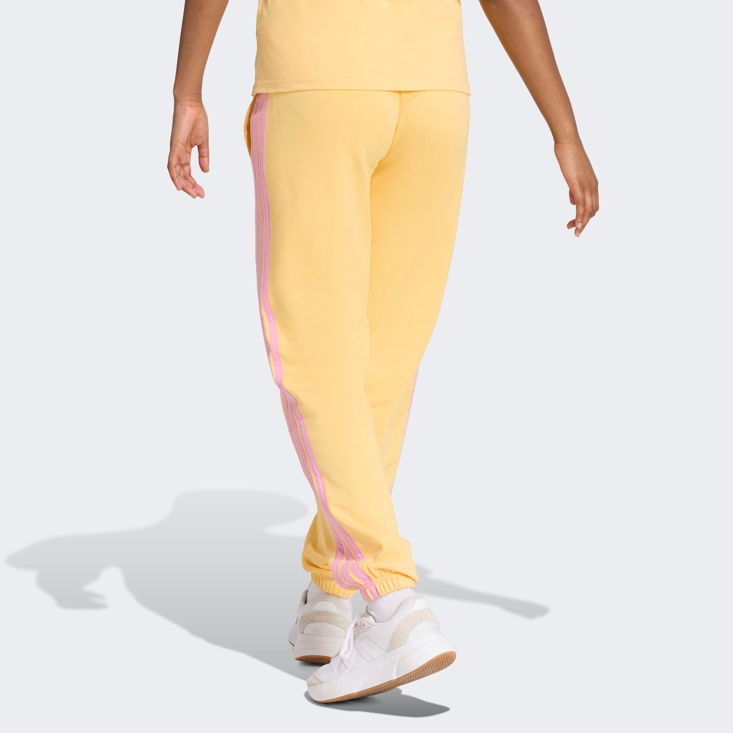 adidas Sportswear Sporthose ESSENTIALS 3-STREIFEN FRENCH TERRY CUFFED Reguläre Passform, mittelhoher Bund, weiches French Terry Material