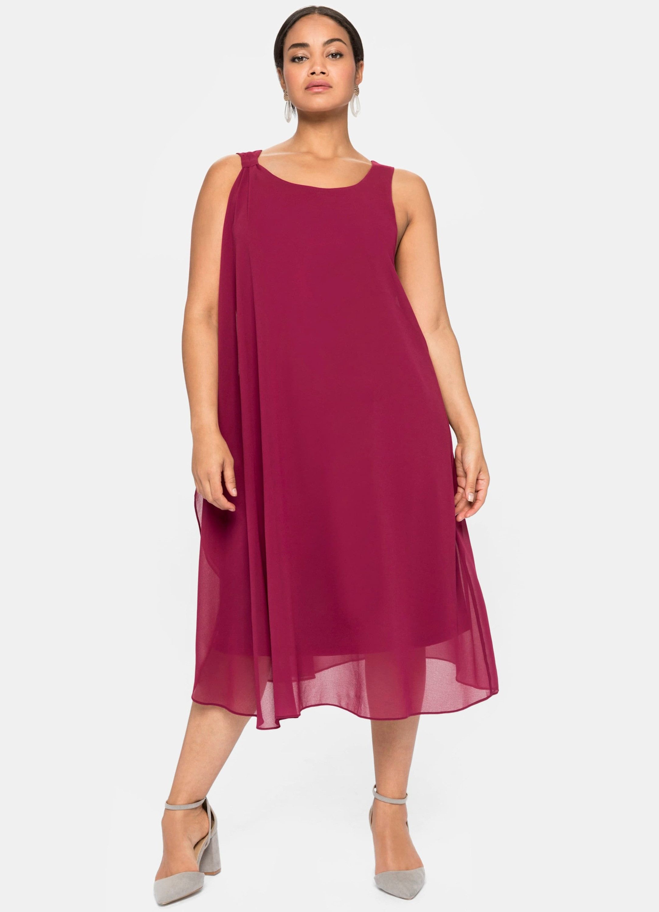 Sheego Etuikleid Kleid Ärmellos in figurumspielender Passform
