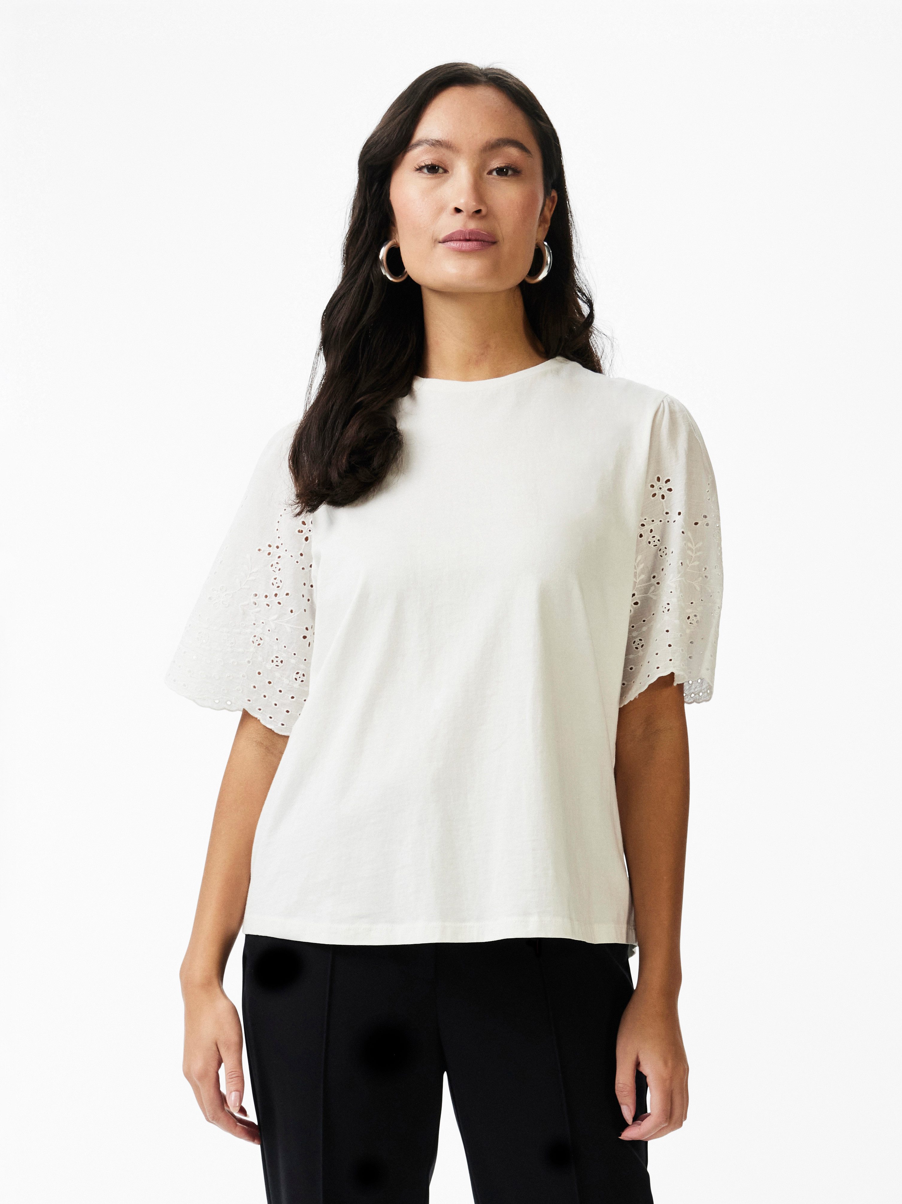 Y.A.S Kurzarmshirt YASLEX SS TOP W. EMB SLEEVES S. NOOS mit Lochstickerei